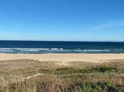 Seráns, también conocida como Espiñeirido: un arenal virgen donde el viento y el oleaje crean un paisaje hipnotizante en la Ría da Estrela.