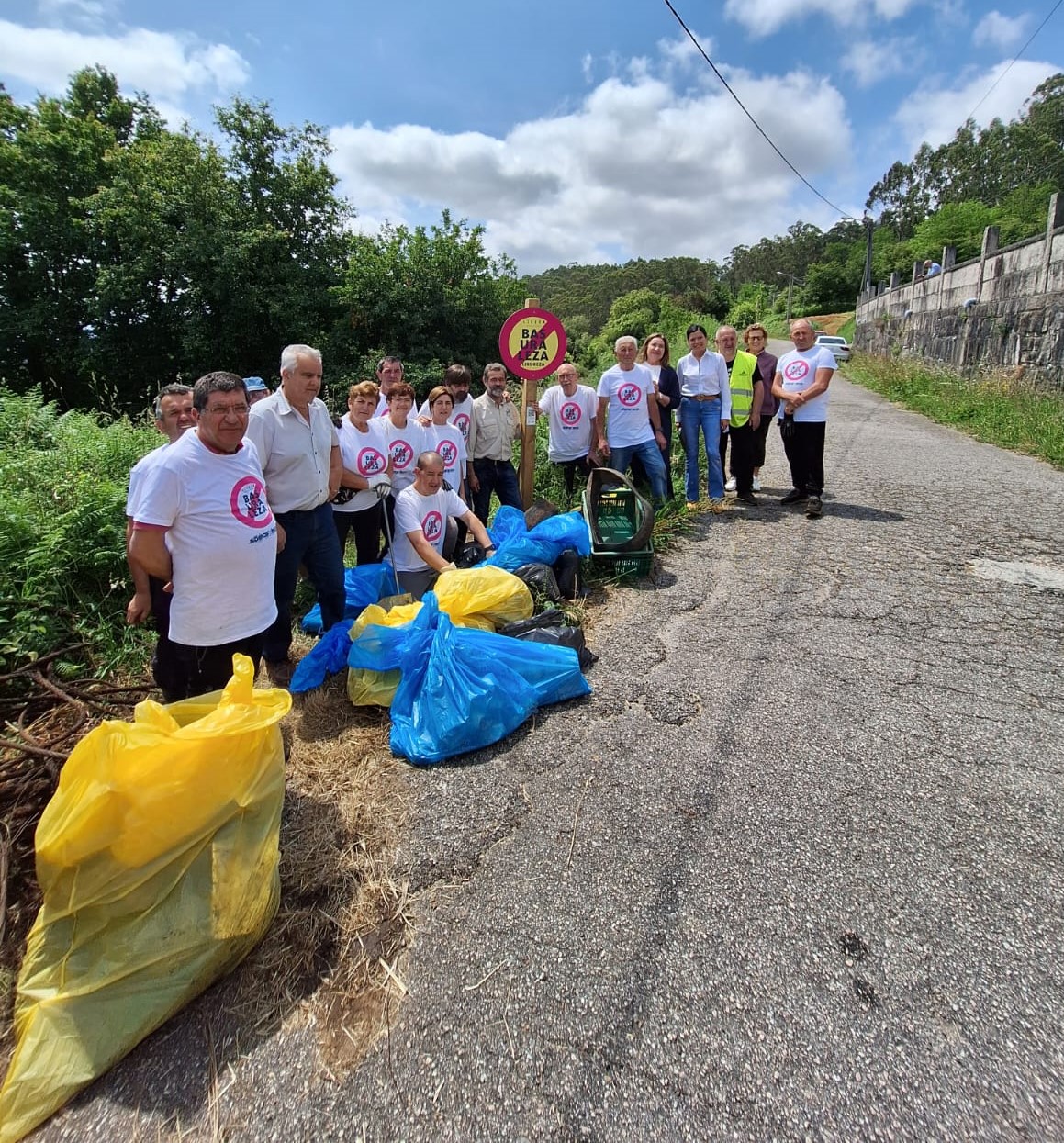 La unión hace la fuerza: así luce el resultado de la colaboración entre el Concello de Mos y los voluntarios en su lucha contra la basuraleza en el Rejo das Laxes.