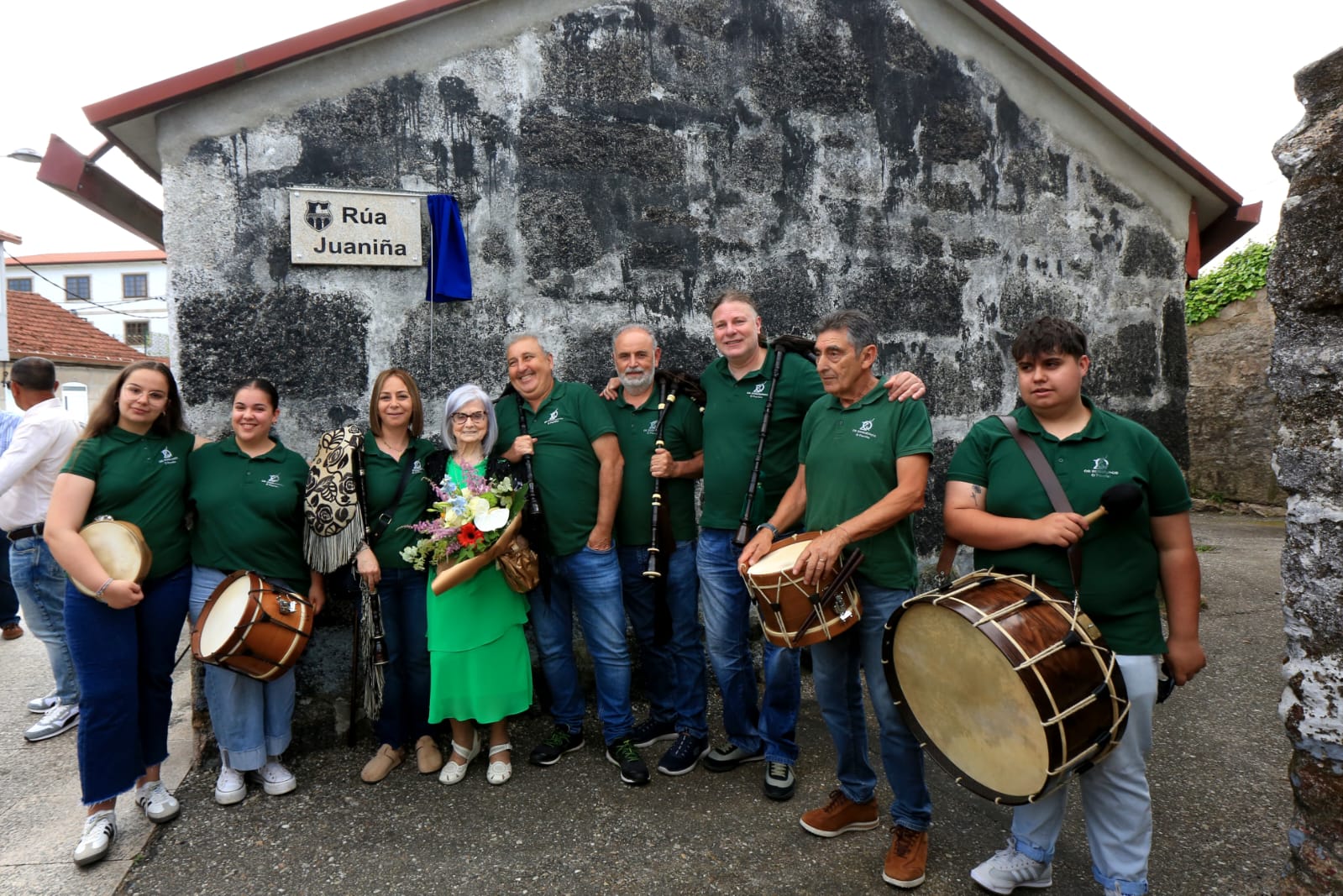 Alegría y orgullo en O Porriño: Juaniña, en el centro de todas las miradas.