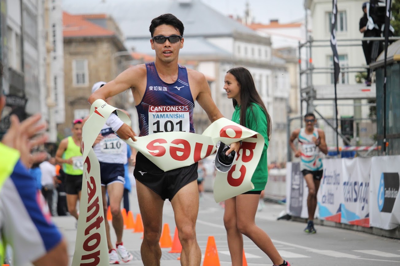El japonés Toshikazu Yamanishi celebra su llegada a meta, asegurando el primer puesto en los 20 km del Gran Premio Cantones por segundo año consecutivo.