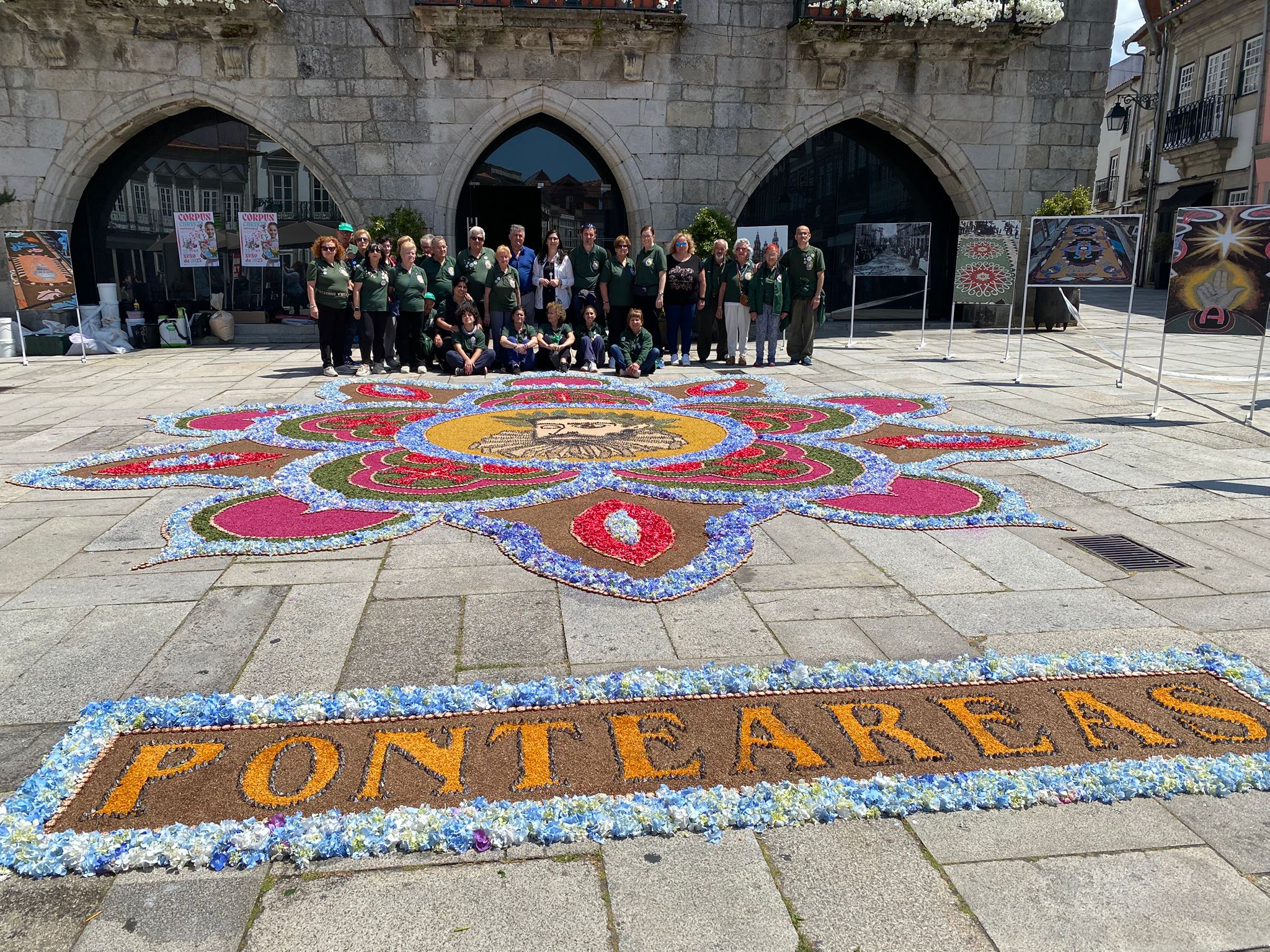 La tradición y el talento de Ponteareas, representados por sus alfombristas frente a la magnífica obra floral, que celebra la cultura lusa en Viana do Castelo.