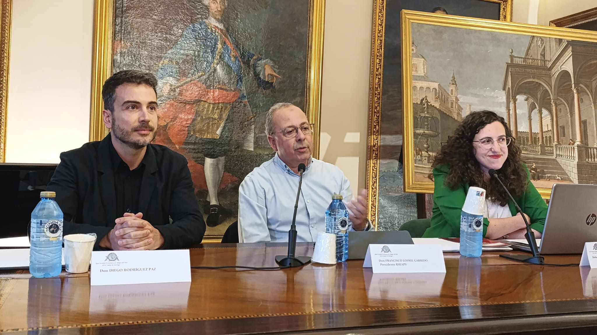 La profesora Miriam Elena Cortés López de la USC, durante su reveladora exposición sobre el óleo del siglo XVII.