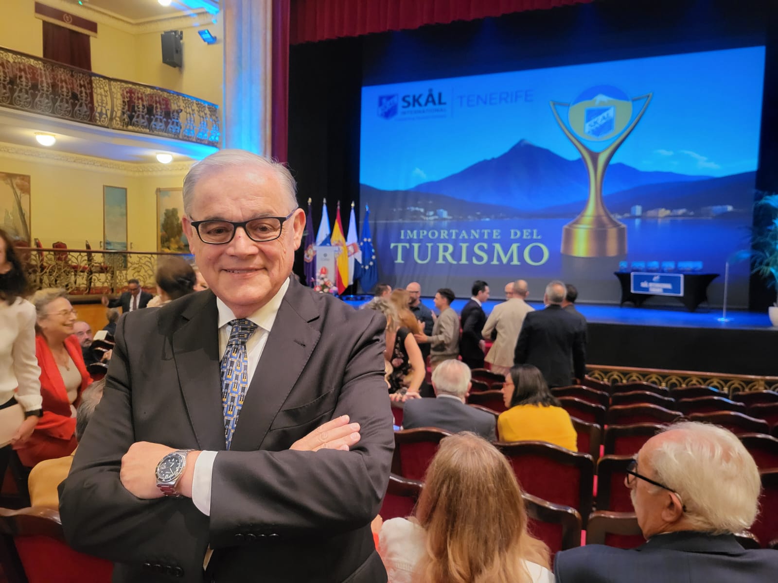 Momento de celebración en el Teatro Leal de La Laguna: Alberto Barciela, una de las voces más autorizadas del turismo en España, posa con otros premiados por Skål Internacional Tenerife.