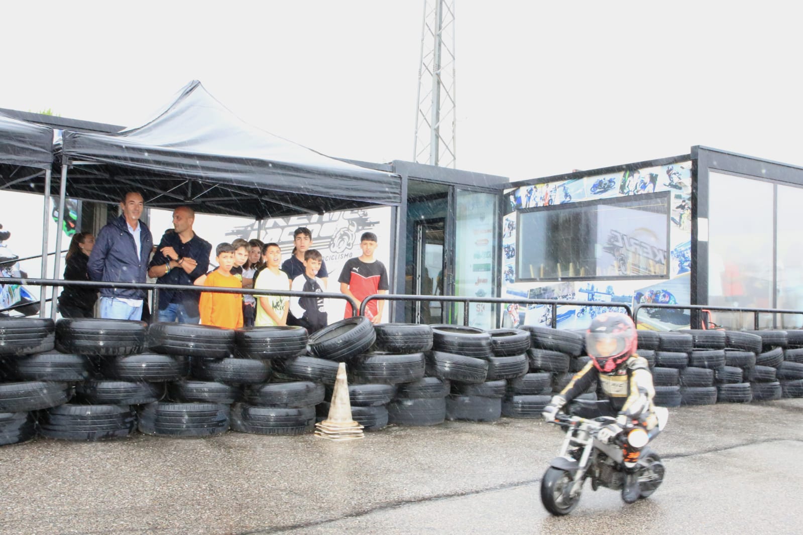 Velocidad y aprendizaje: Alumnos de Primaria disfrutan de una experiencia única a lomos de sus máquinas, aprendiendo sobre seguridad vial y competición.