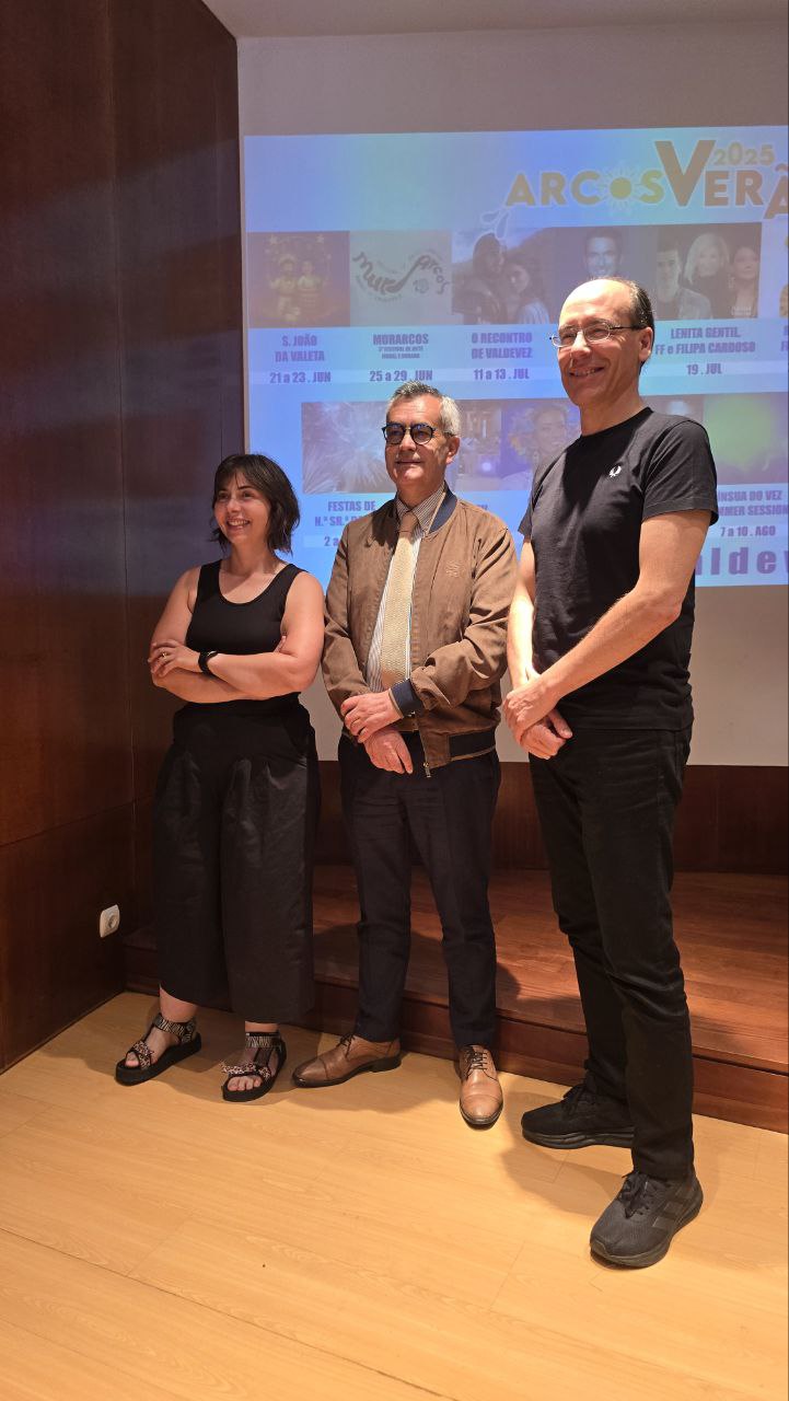 Emília Cerdeira, teniente de alcalde, Olegacio Gonçalves, alcalde de Arcos, y Nuno Soares, director de la Casa das Artes.