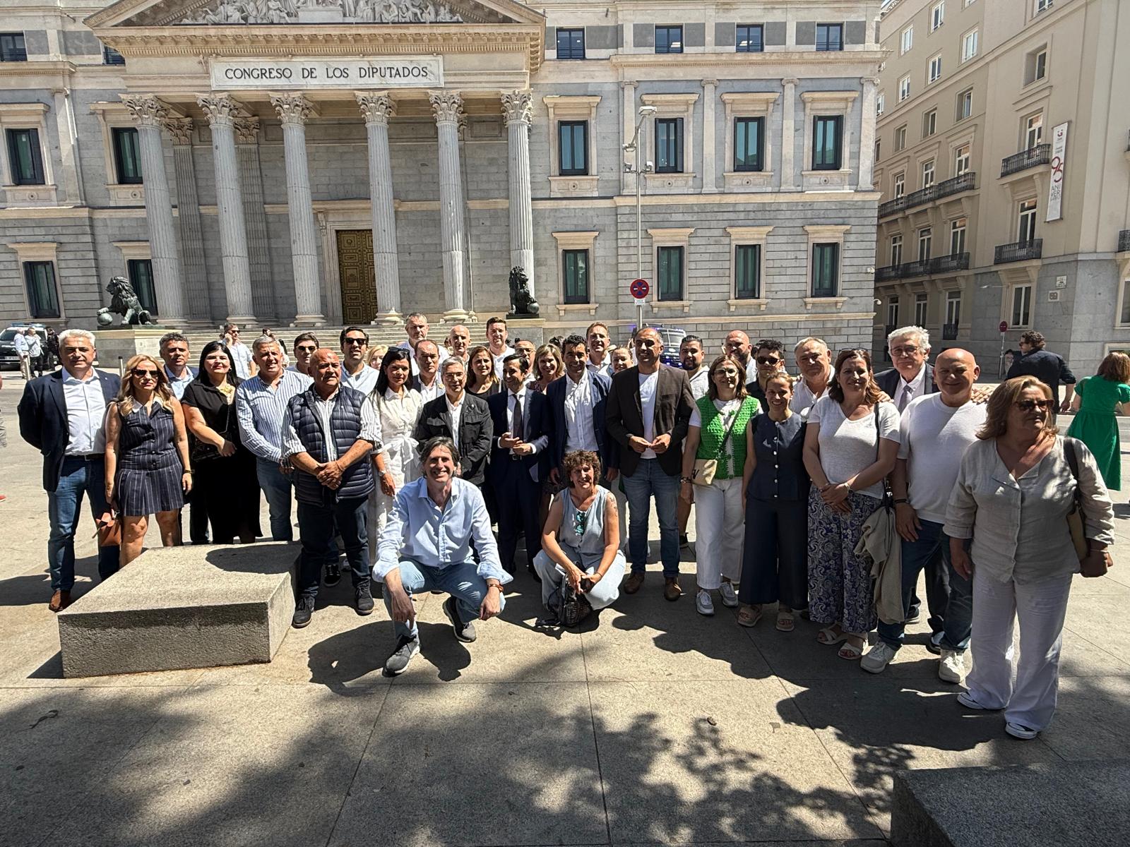 Alcaldes y alcaldesas de toda España, unidos en Madrid ante el Congreso de los Diputados, para exigir soluciones urgentes a la "asfixia financiera" de los ayuntamientos y garantizar la calidad de los servicios públicos.