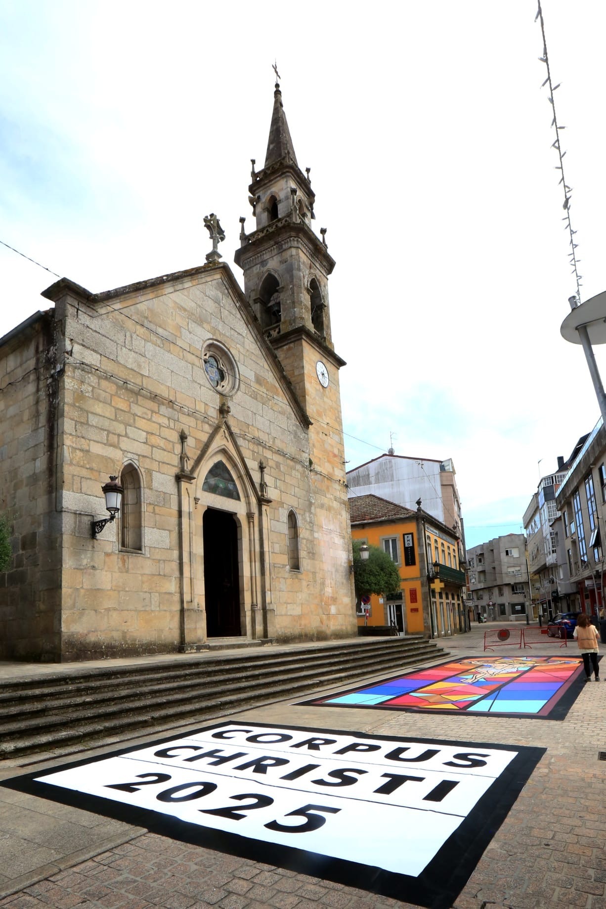 Manos expertas y un espíritu comunitario inigualable dan forma a la tradición. Así se crean las alfombras florales que engalanan O Porriño para la fiesta del Corpus.