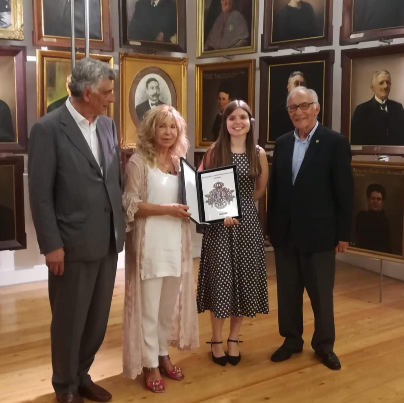 Entrega a Carmen Touza de la escultura de la Piedad, un galardón conmemorativo del 500 aniversario, al doctor Joan Lobo, el director de la Santa Casa, Bernardo Reis, y la directora adjunta, Manuela Machado.