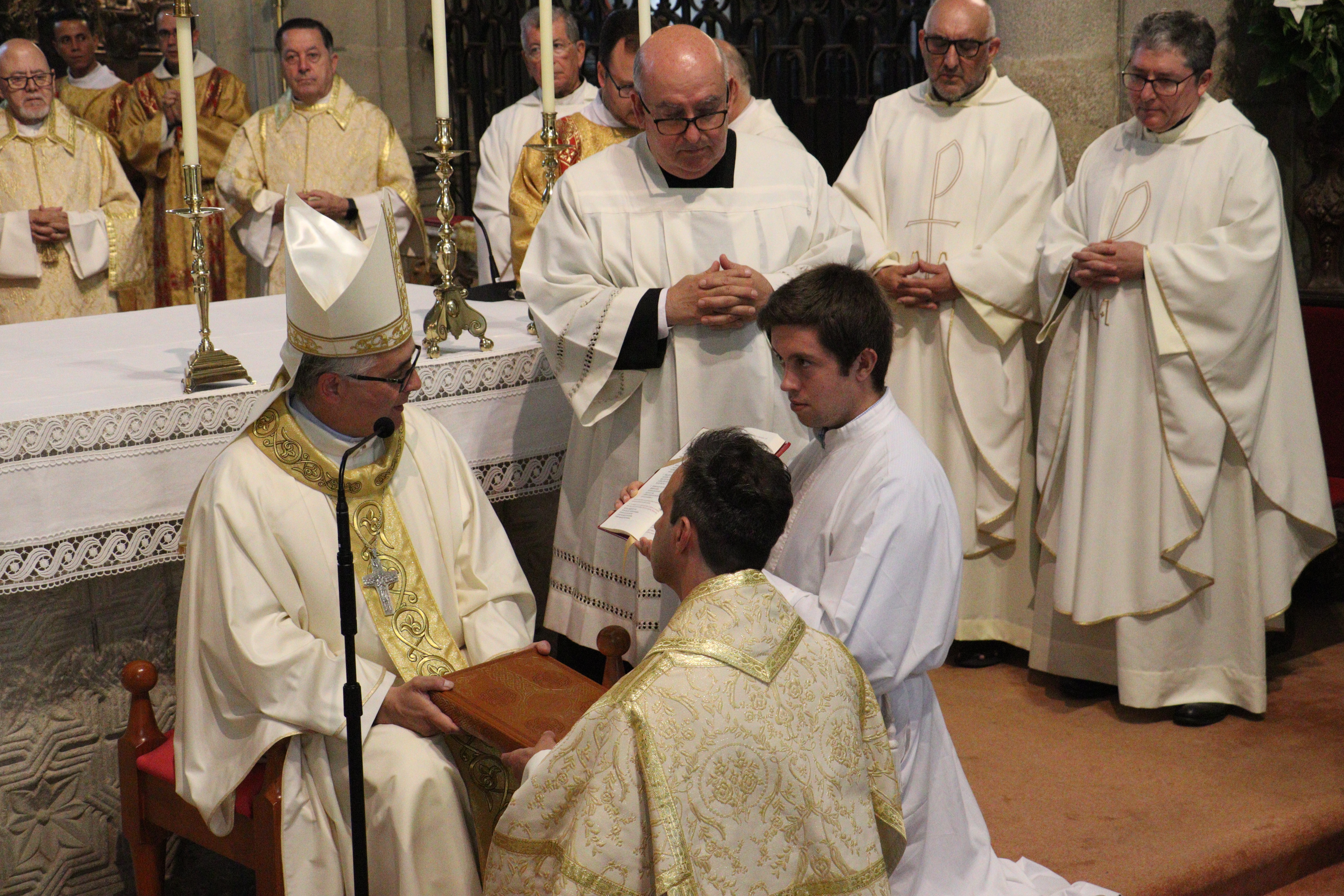 La imposición de las manos del obispo.