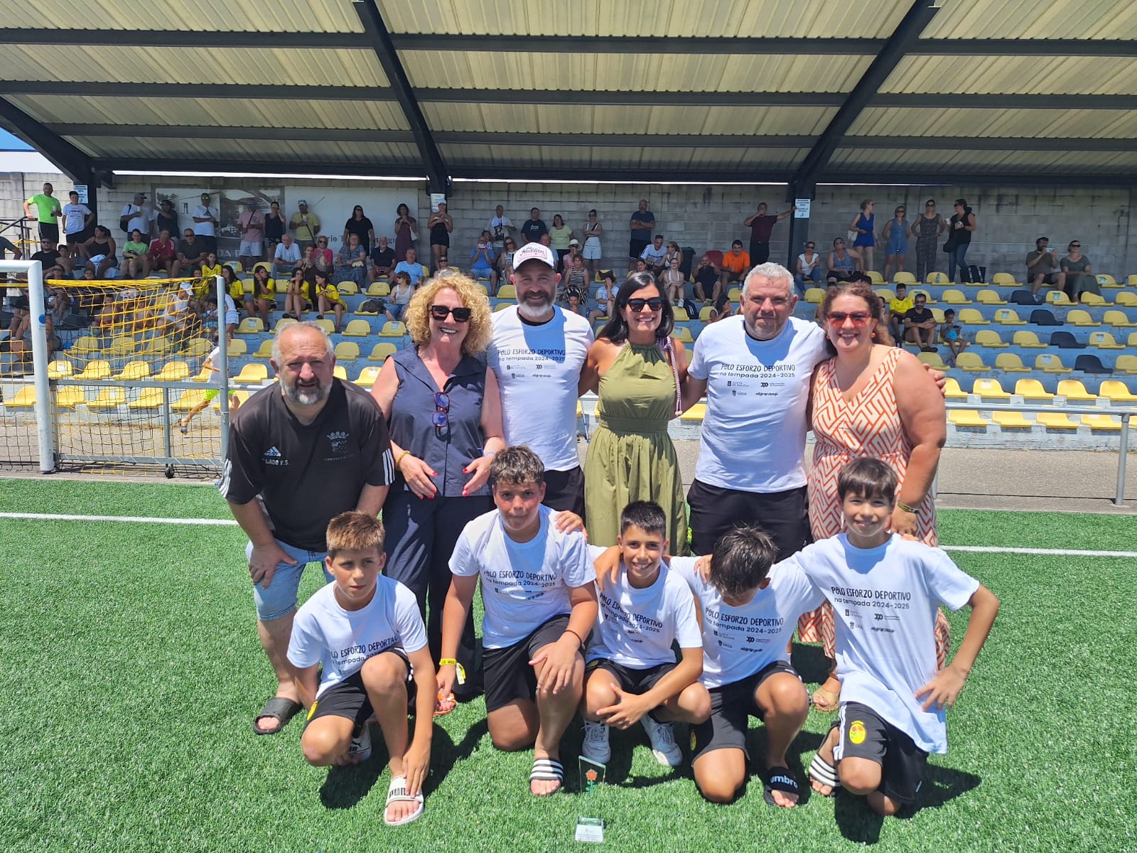 La alcaldesa con algunos de los participantes.
