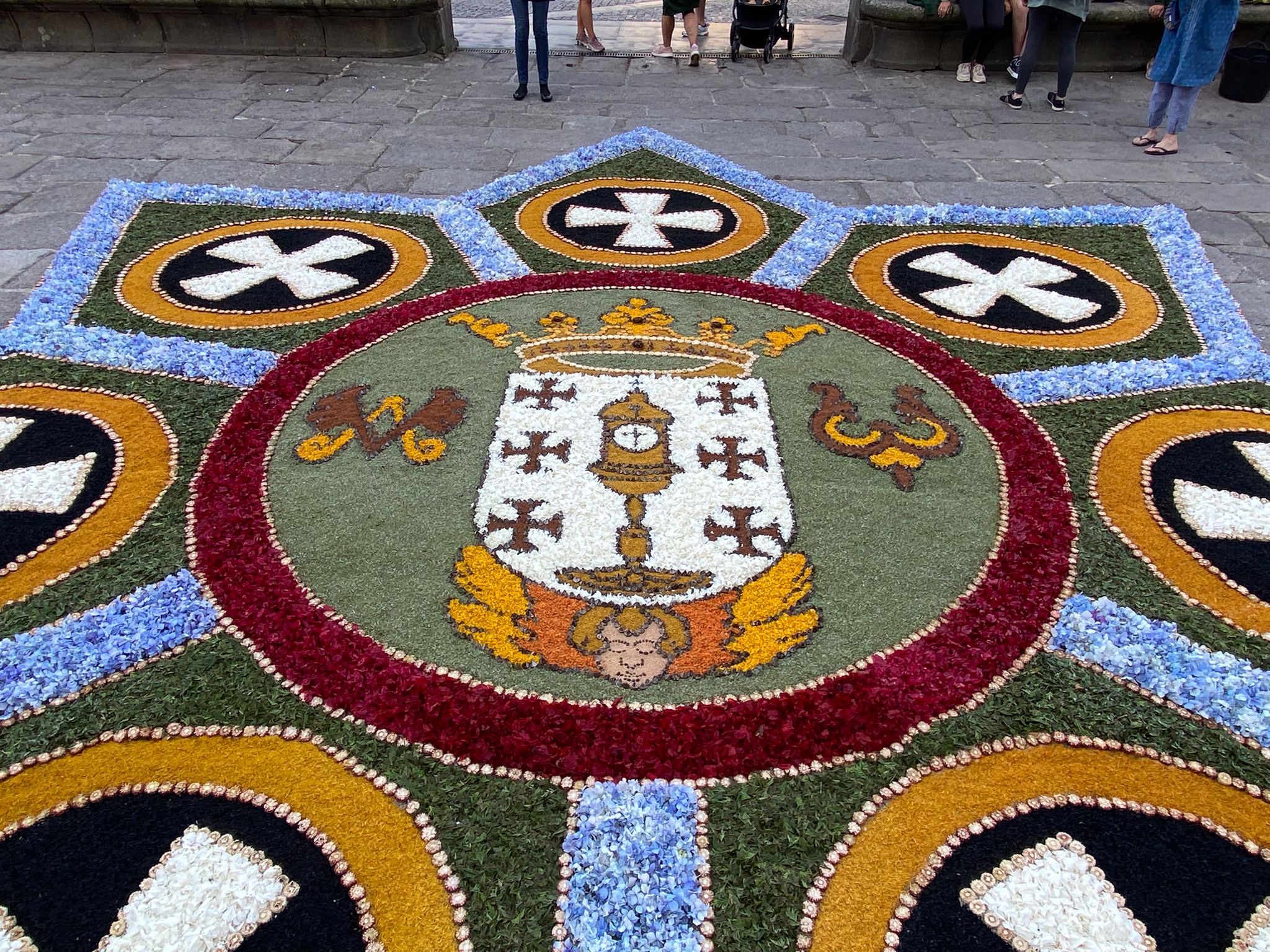 Detalle de la alfombra floral que rinde homenaje al Santísimo y al Antiguo Reino de Galicia en la Catedral de Lugo.