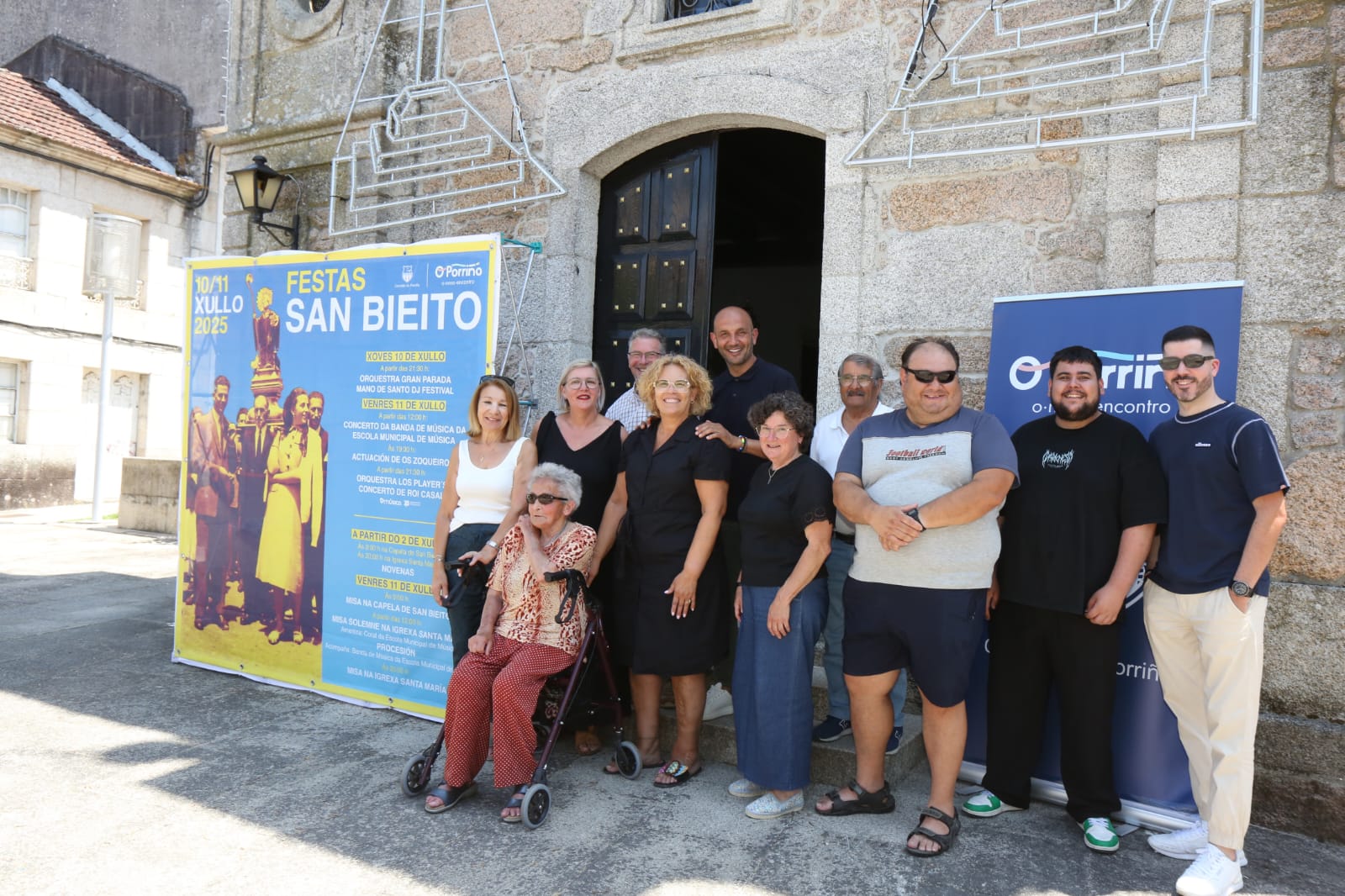 El alcalde de O Porriño, Alejandro Lorenzo, junto a la vibrante comisión de fiestas, desvelando con entusiasmo el programa de las Festas de San Bieito 2025.