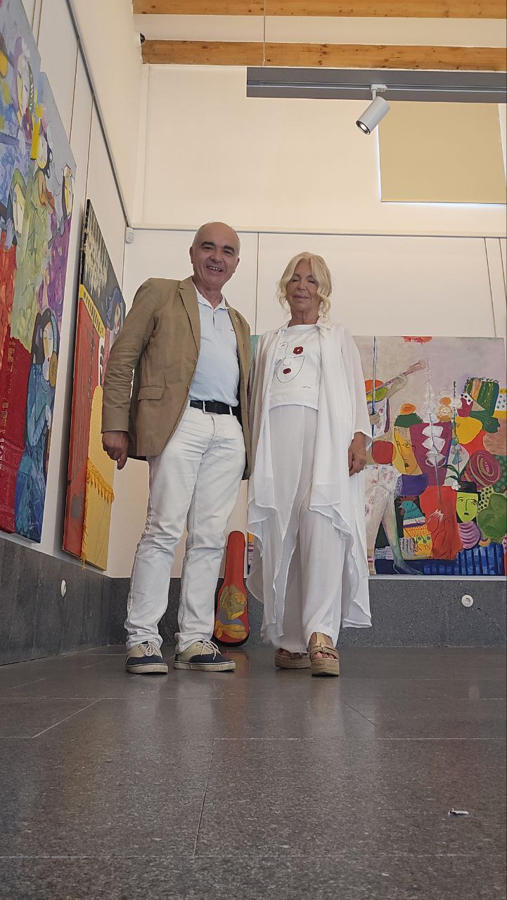 La pintora Carmen Touza con el director de DL-G, Roberto Ledo, tras la entrevista, antes de la inauguración. R. LEDO.