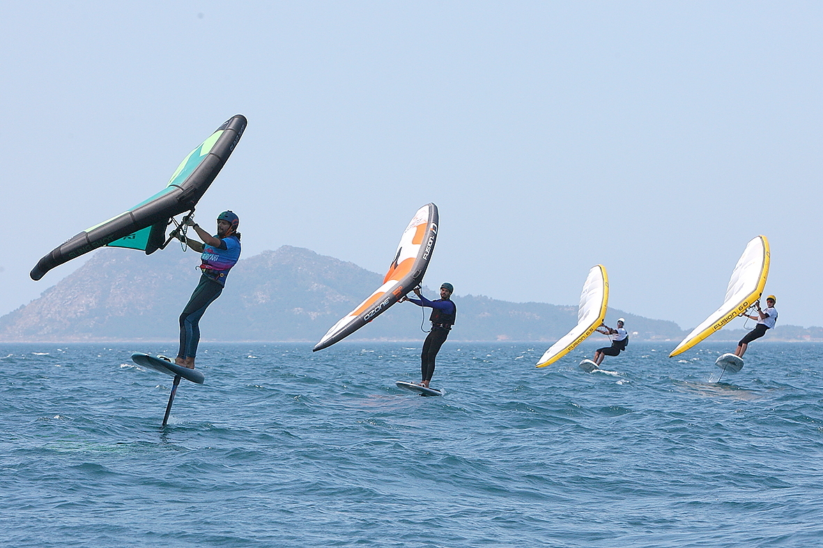 La vela y la tabla se unen. Unos wingfoilers surcando las aguas con maestría.