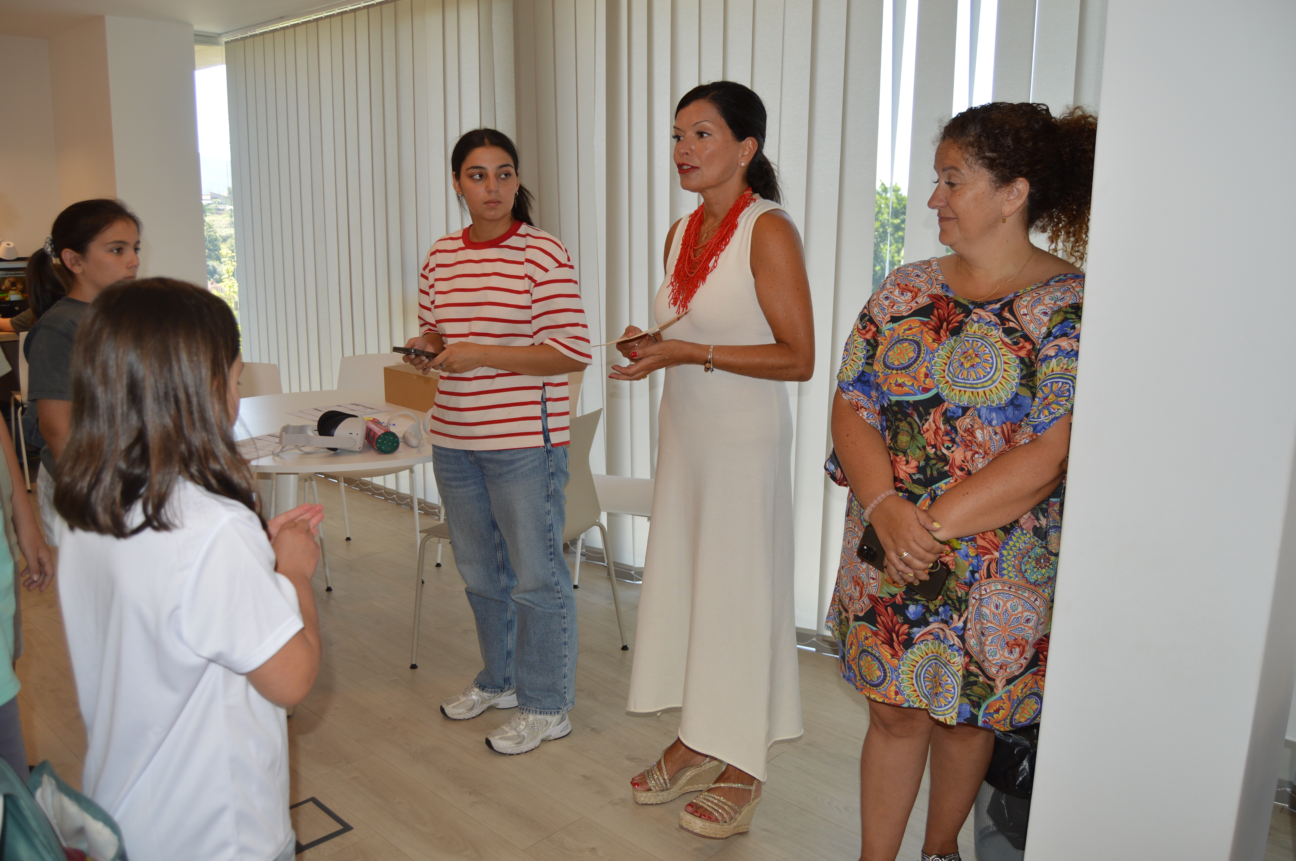 La alcaldesa Nidia Arévalo y la concejala Julia Loureiro acompañan a los jóvenes participantes del campamento digital CRI.TIC, un espacio de aprendizaje y creatividad en Mos.