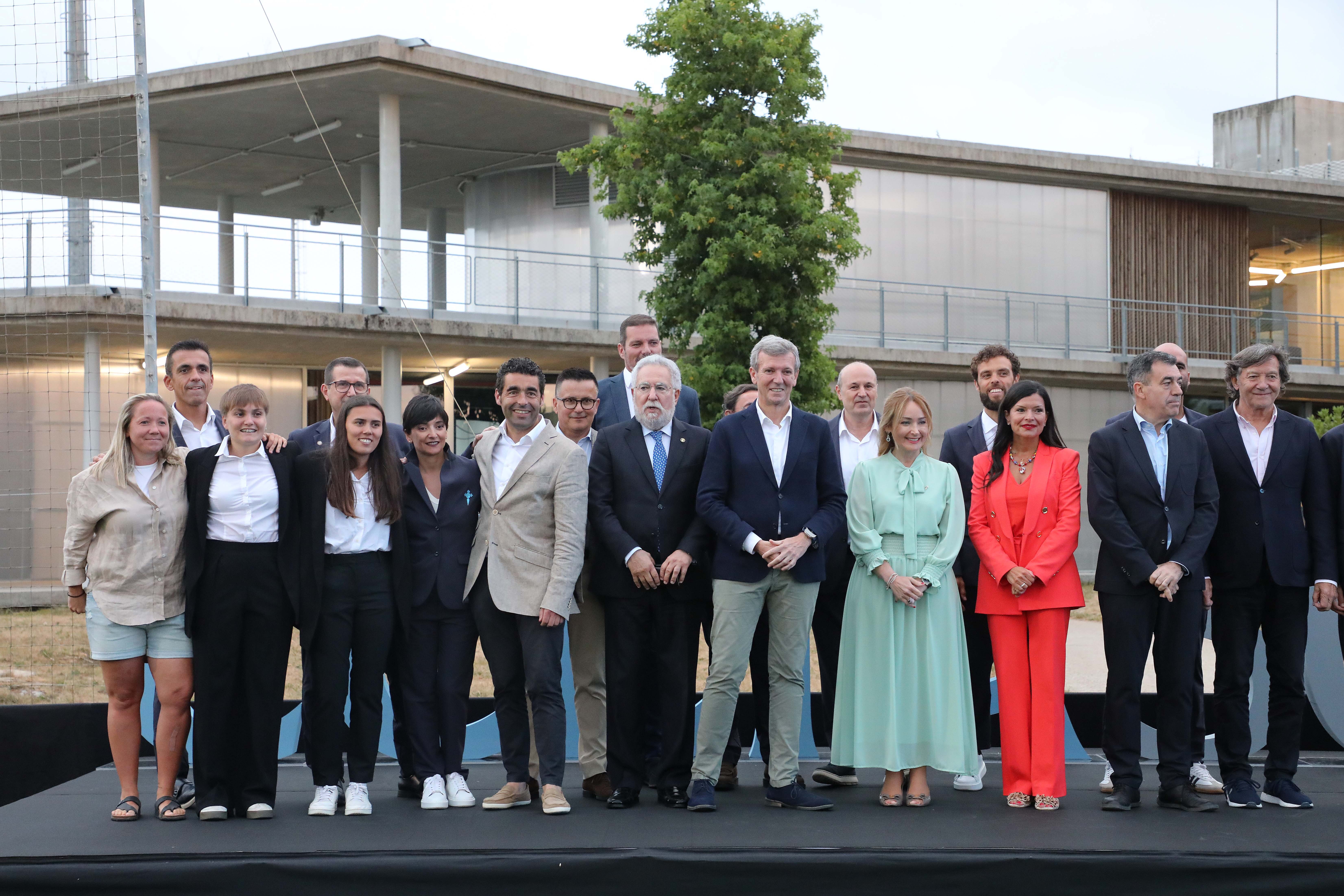 Los invitados de honor presencian un momento clave para el futuro de la Ciudad Deportiva Afouteza en Mos.