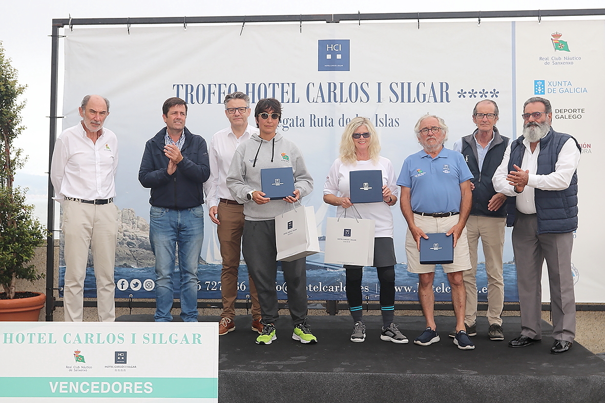 Los Campeones de la Ría: Las tripulaciones de Magical, Petrilla, Adaxe Catro y Bribón celebran su victoria en el Trofeo Hotel Carlos I Silgar y Trofeo Xacobeo.