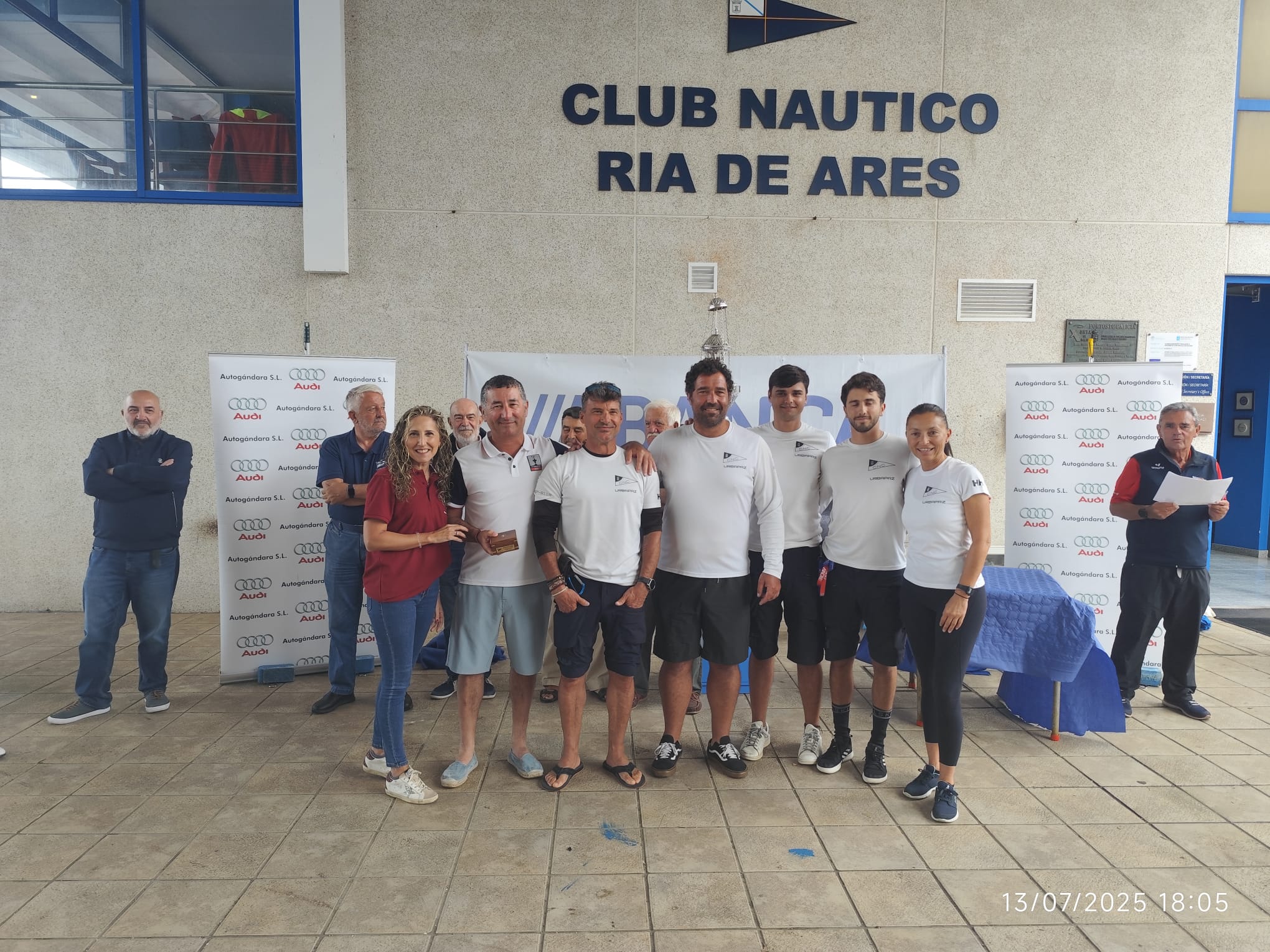 ¡Victoria merecida! La tripulación del "Urbapaz" celebra su triunfo en el Trofeo Presidente de la Xunta en Ares.
