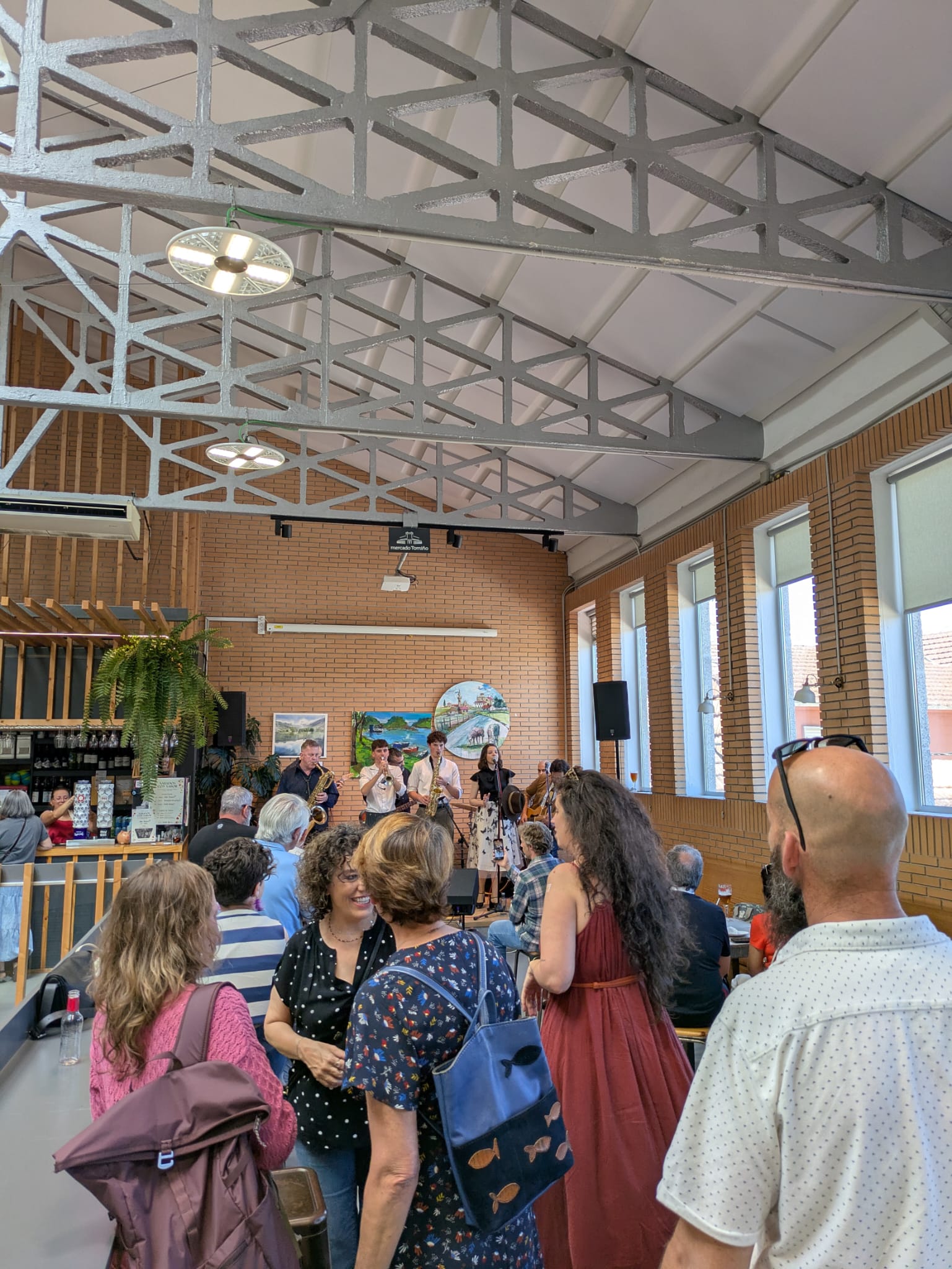 Máis de 400 persoas gozan da Primavera no Mercado.