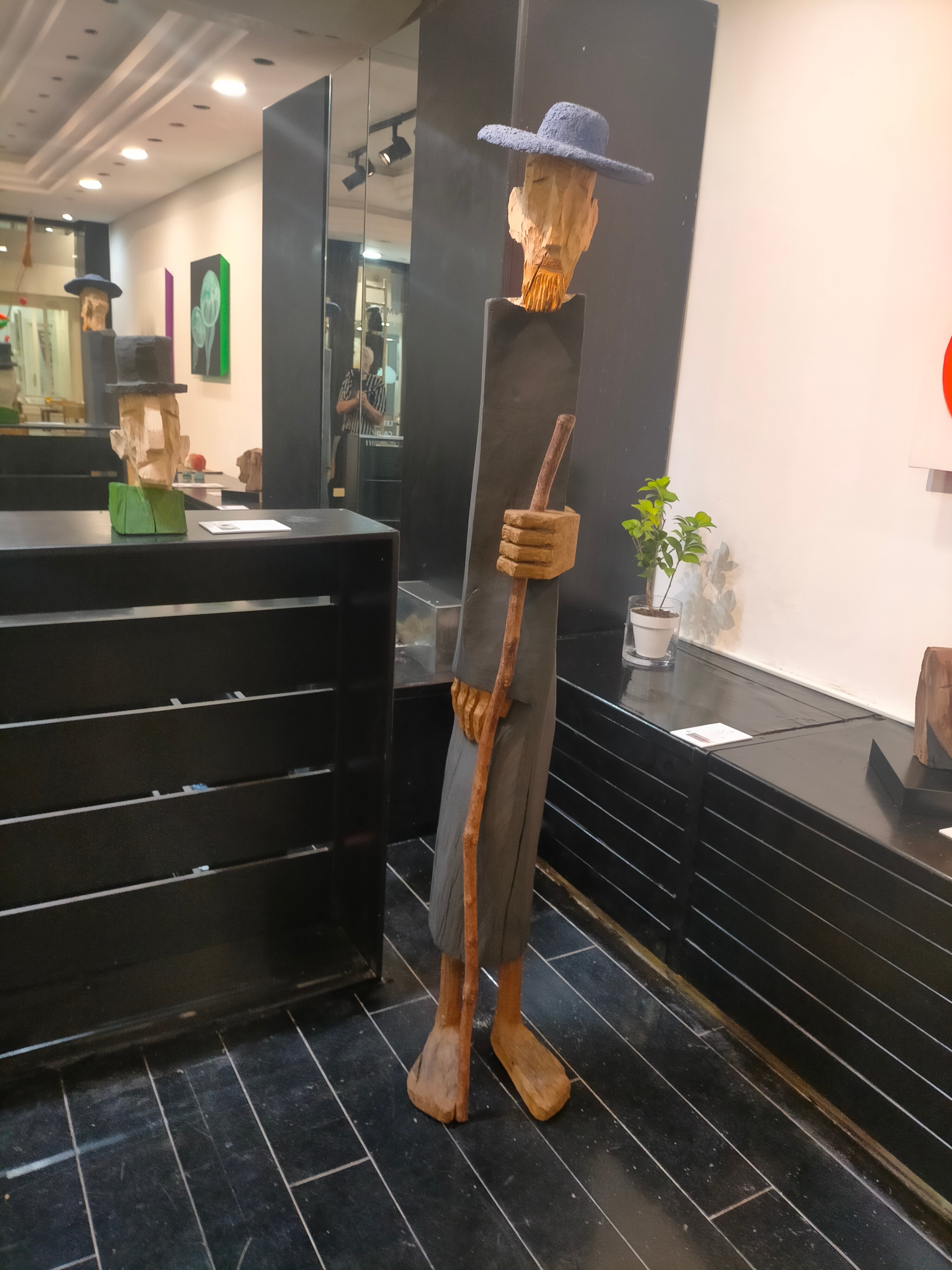 La maestría de Tino Canicouba se manifiesta en esta pieza, reflejo de su mirada irónica sobre la sociedad.