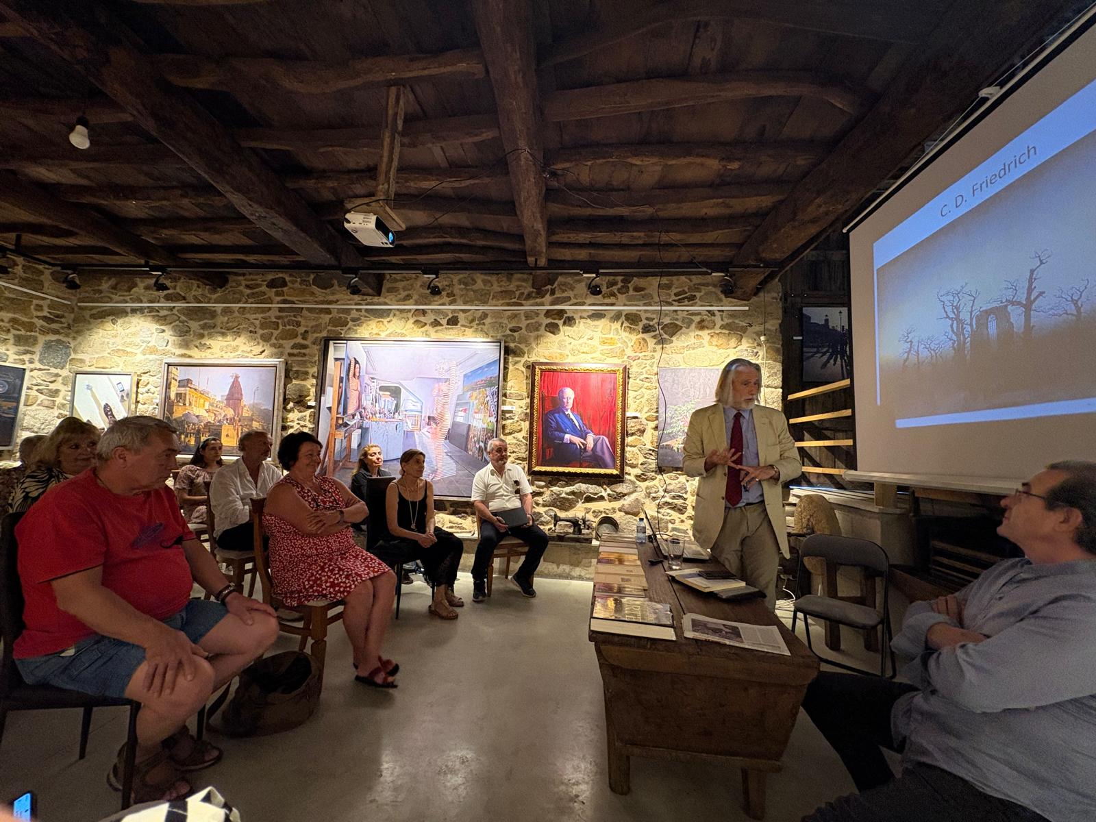 Atenta audiencia sigue las explicaciones de Ilia Galán en la Casa Museo Genia Trigo, un espacio que fomenta el diálogo y la comprensión del arte. M. ESTÉVEZ.