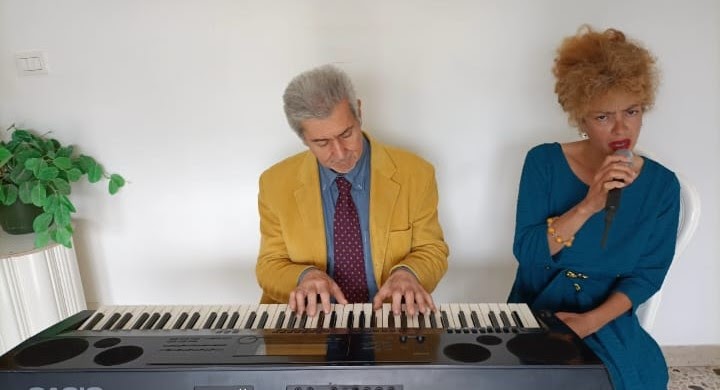 La cantante y escritora Silvana Di Liberto, compartiendo su arte a través de la música.