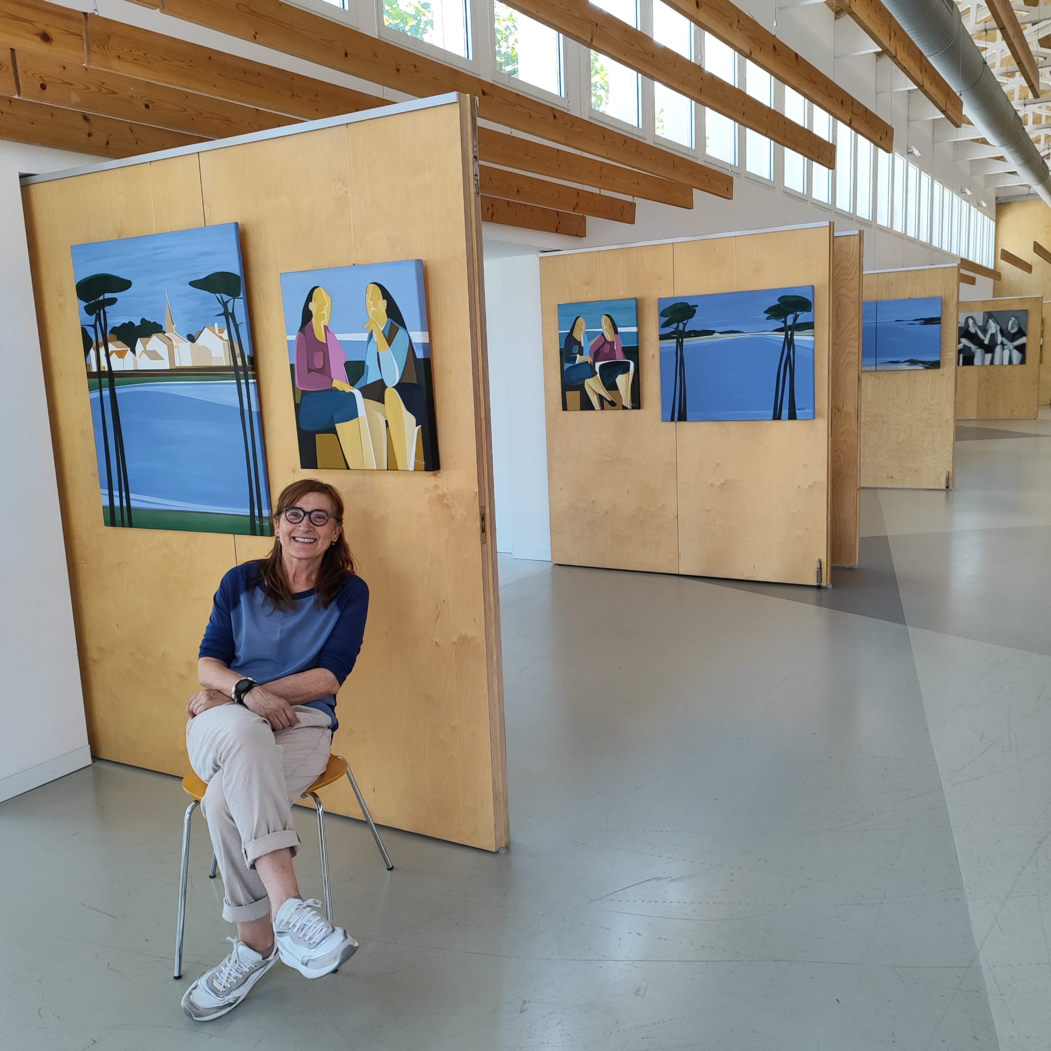 A artista Irene Silva posa diante dunha das súas obras na exposición "Figurando Emocións", que se pode visitar no Edificio Multiusos de Sabarís ata o 15 de agosto.