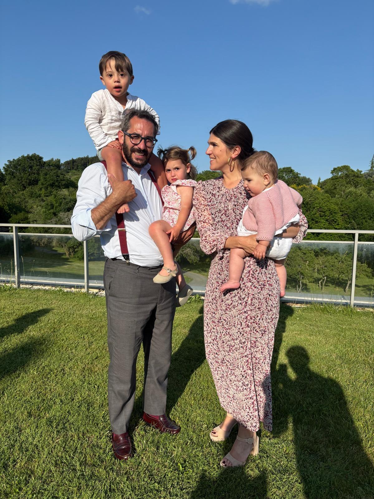 José con su mujer, Camino, y sus hijos, con Juan en sus hombros.