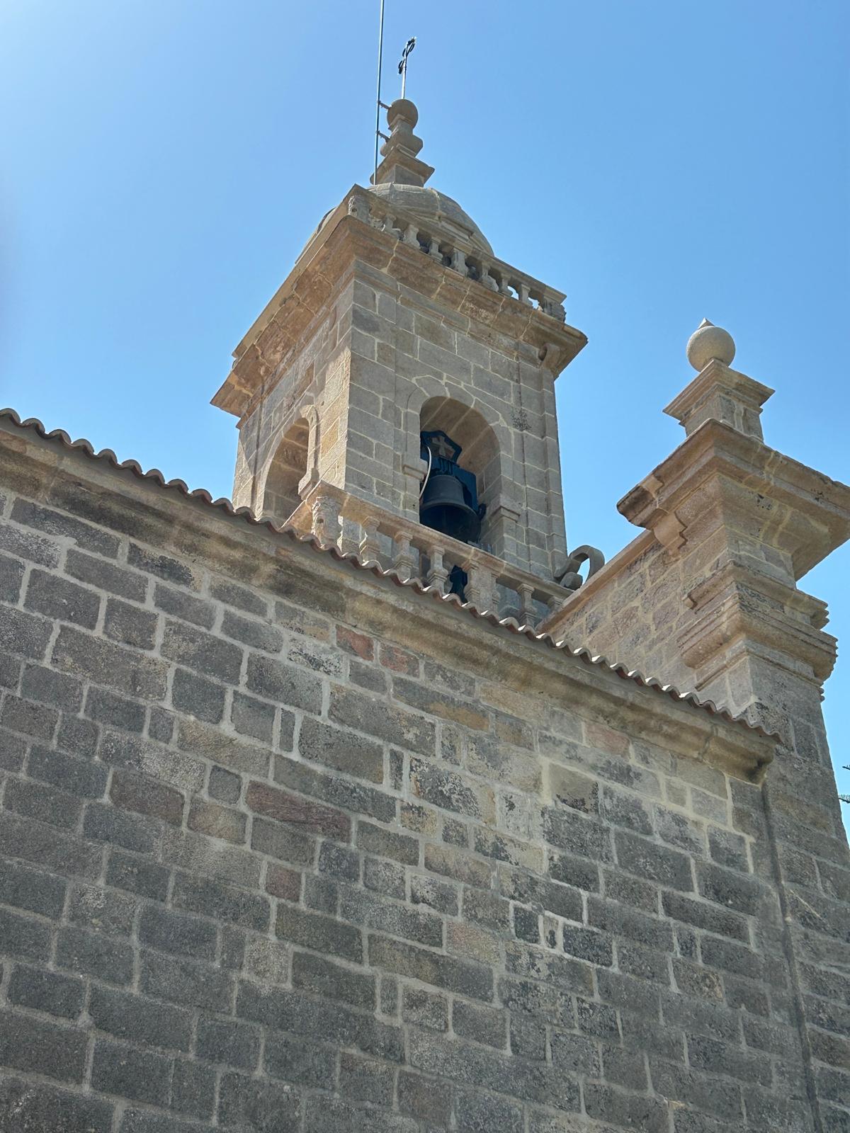 Vista actual del campanario restaurado de la iglesia de Reboreda, un hito que devuelve el sonido a la parroquia.