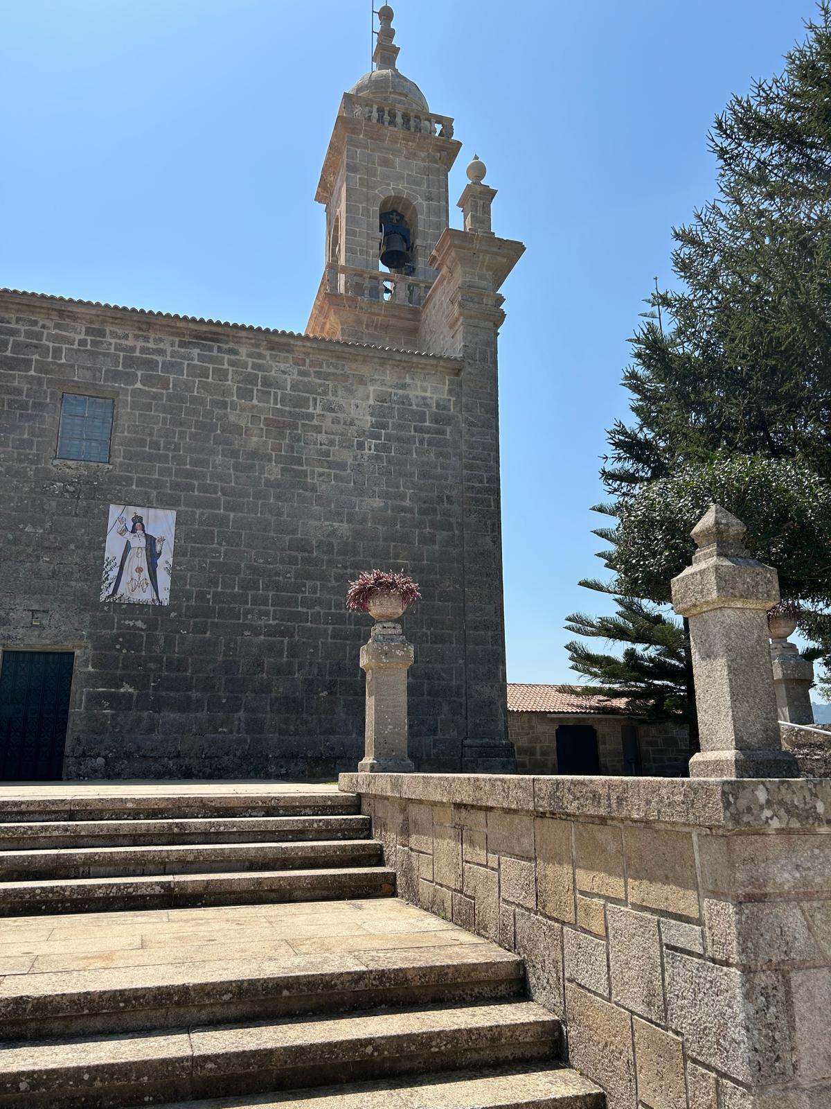 "Las campanas vuelven a casa". El restaurado campanario de Reboreda, ahora más sólido que nunca, se alza de nuevo en el horizonte de Redondela.