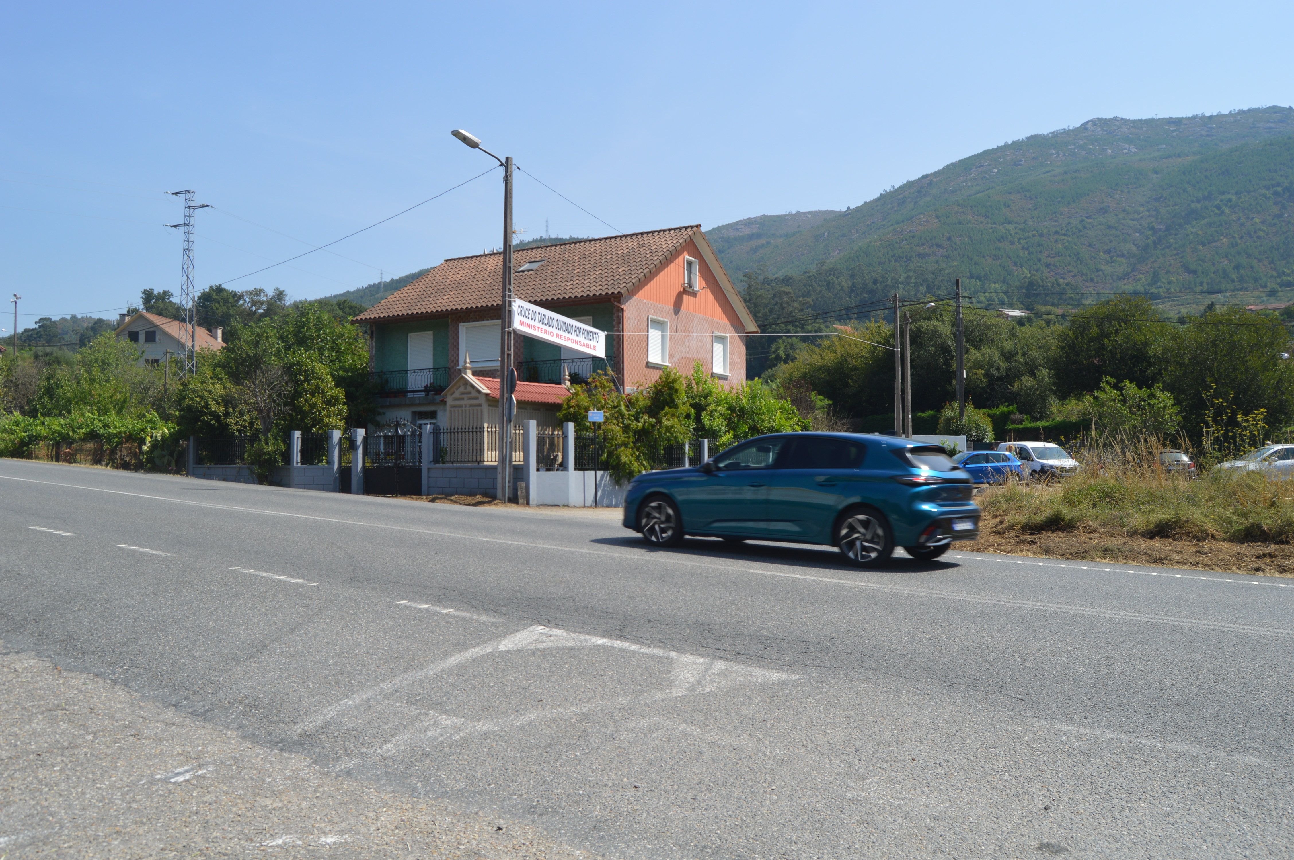 El peligroso cruce de O Tablado, en la carretera N-550, cuyas obras de remodelación están paralizadas a pesar de ser una demanda histórica de los vecinos y del Concello de Mos.