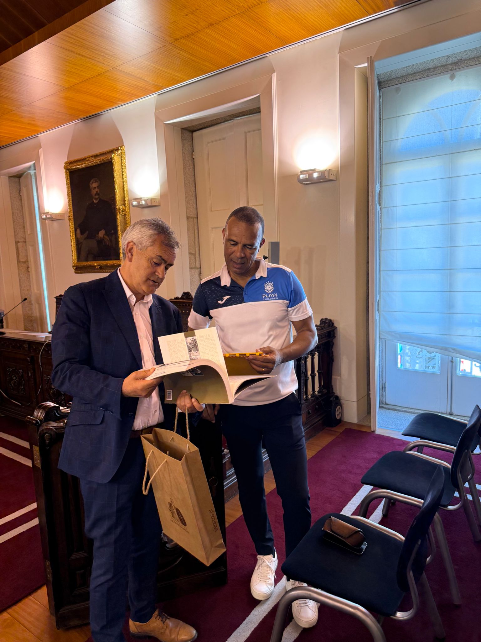 O Presidente da Câmara de Arcos de Valdevez, Olegário Gonçalves, recebe Costinha para oficializar a sua participação como embaixador do “Game of Legends”.