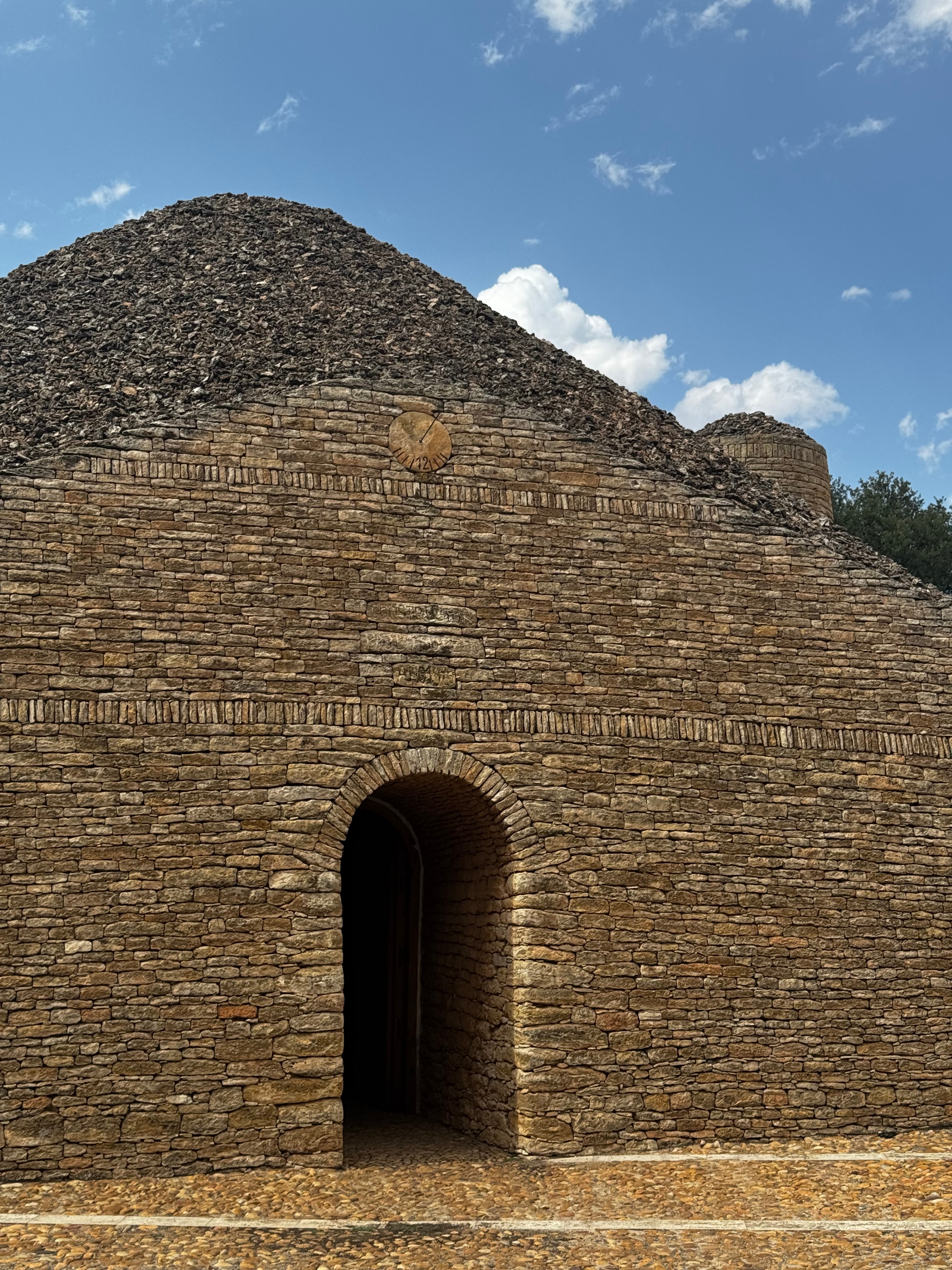 Ingeniosas construcciones de piedra que servían de refugio para los campesinos y sus mulas, el Bombo es una muestra del ingenio popular de Tomelloso.