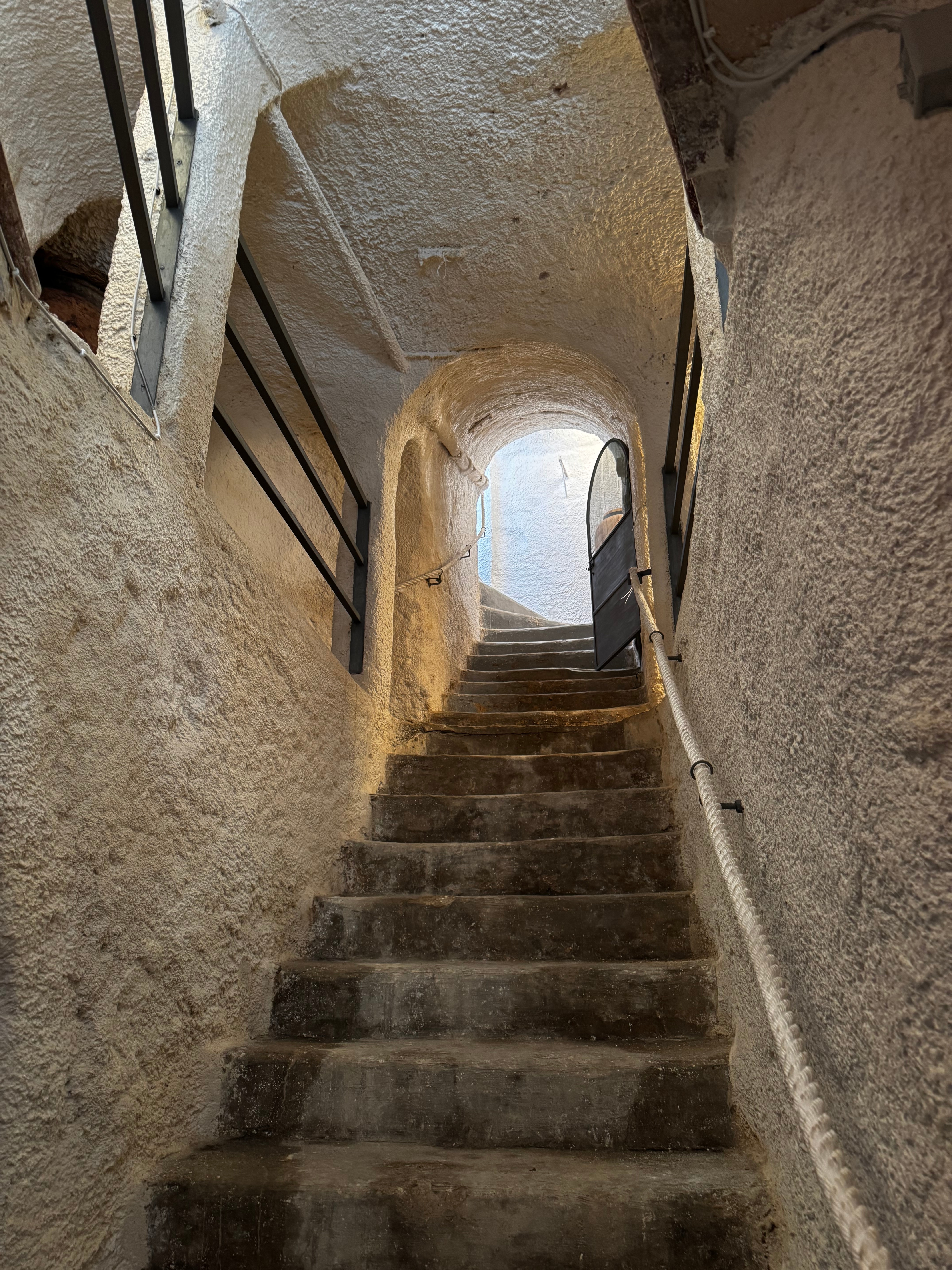 Un descenso al pasado vinícola de Tomelloso, donde cada escalón te acerca al corazón de sus cuevas históricas.