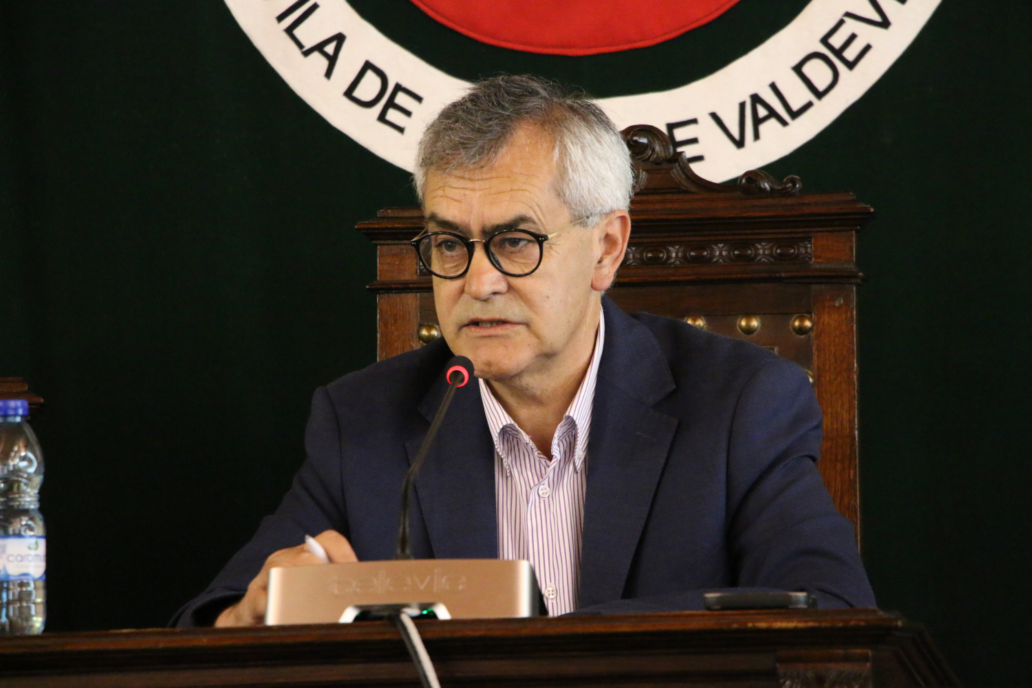 O Presidente da Câmara de Arcos de Valdevez, Olegário Gonçalves, durante a Reunião Ordinária, onde expressou solidariedade às vítimas do acidente nas Festas de Nossa Senhora da Lapa e discutiu a agenda do município.