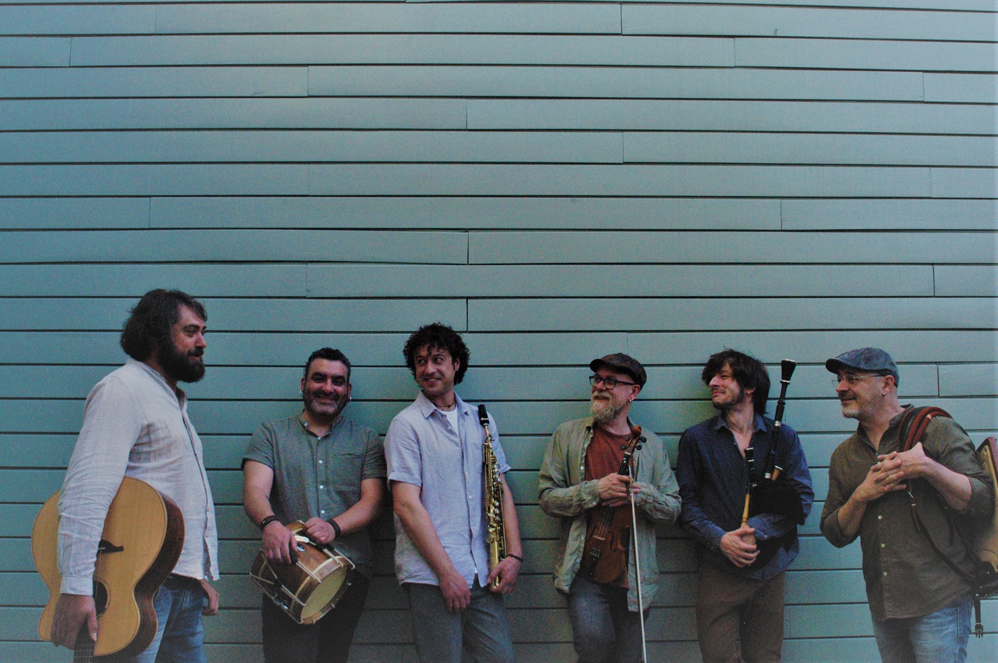 Ritmo y tradición: Os d'Abaixo ponen la banda sonora al sábado en Salvaterra de Miño.