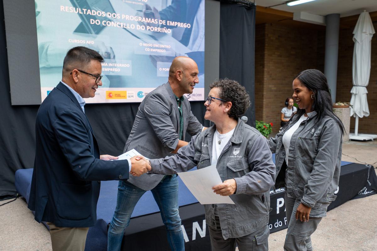 Jóvenes de O Porriño recogen sus diplomas de los programas de formación y empleo, de manos del conselleiro de Emprego, Comercio e Emigración, José González, y el alcalde, Manuel Alejandro Lorenzo.