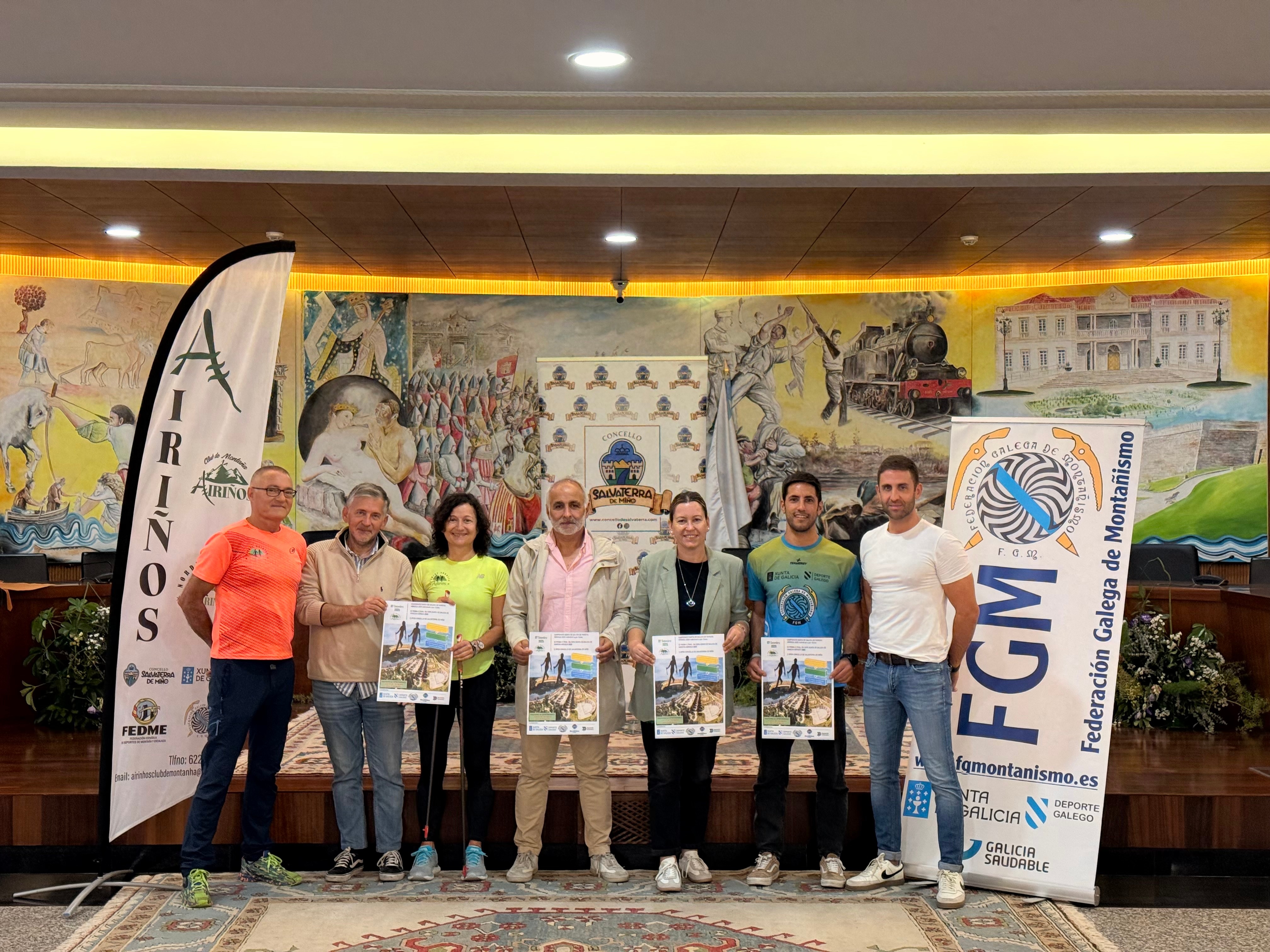 Autoridades locales, miembros de la Federación Gallega de Montañismo y la instructora Adilia Abreu se reúnen en el Salón de Plenos para la presentación oficial de los Campeonatos y Copa Xunta de Galicia de Marcha Nórdica.