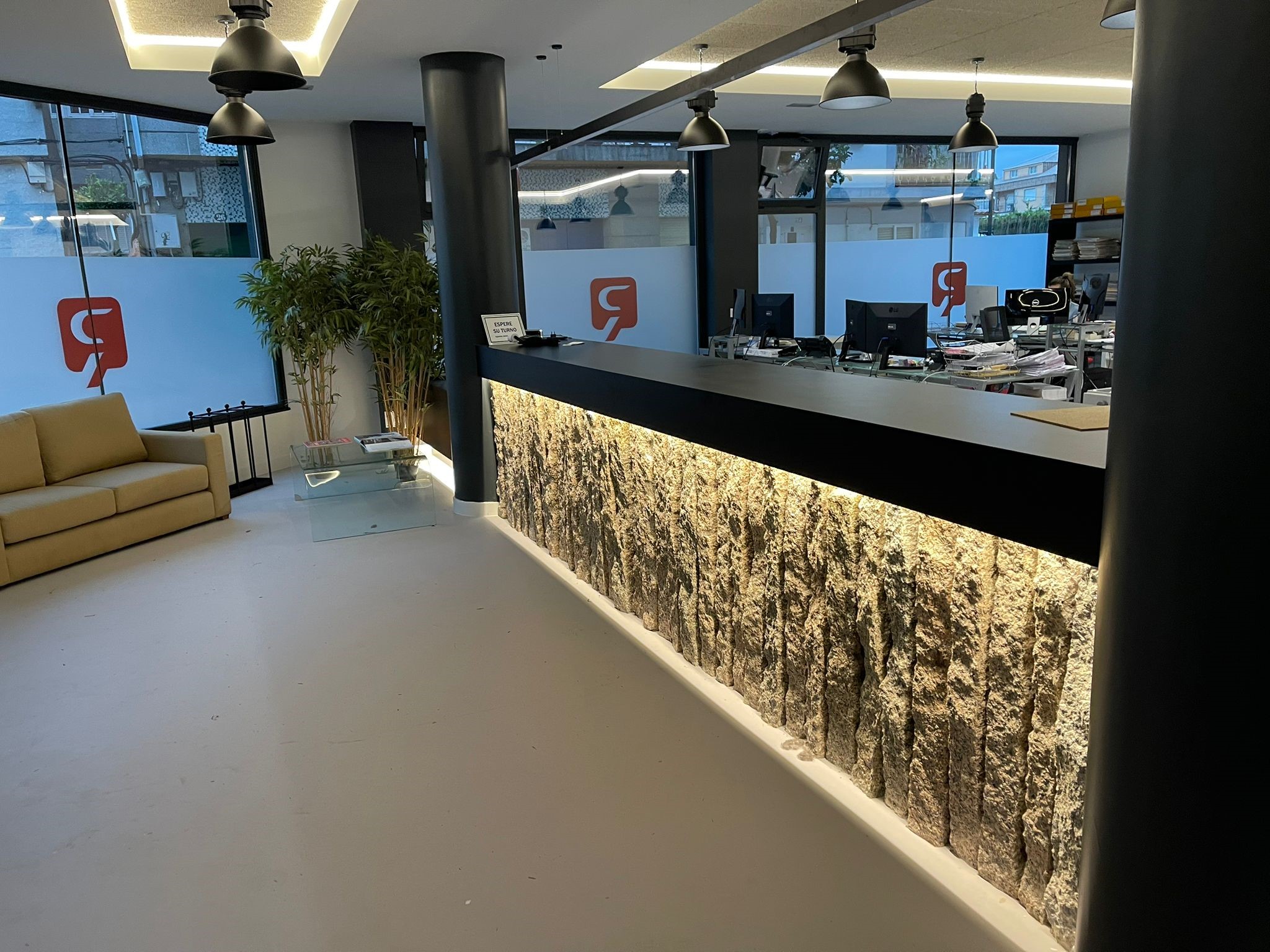 . La nueva sede destaca por su amplitud y luminosidad natural, cualidades que mejorarán tanto la experiencia de los usuarios como las condiciones de trabajo del personal.