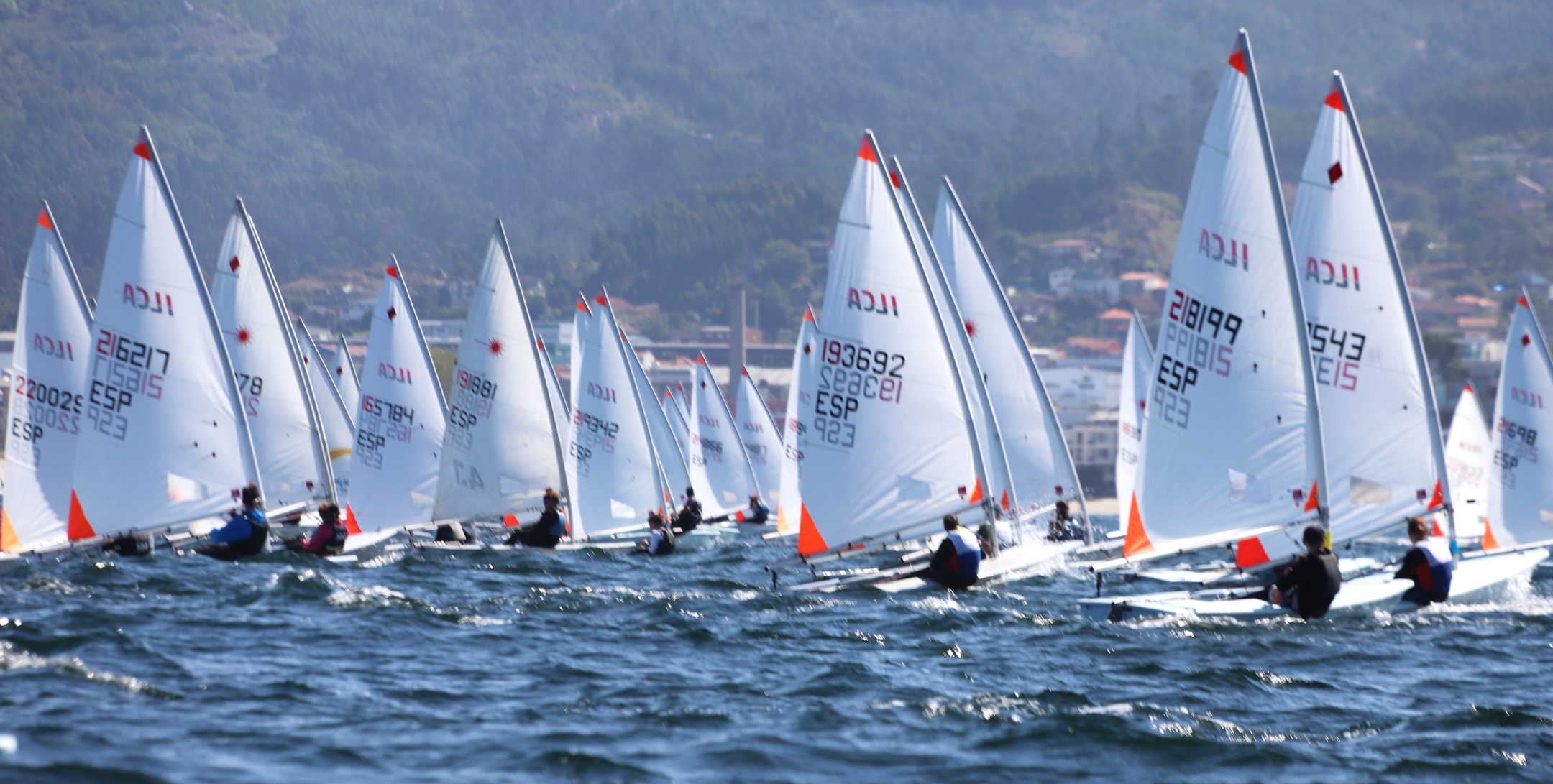 La flota de Ilca 4 en plena salida de una de las mangas de hoy (Foto Moebius)