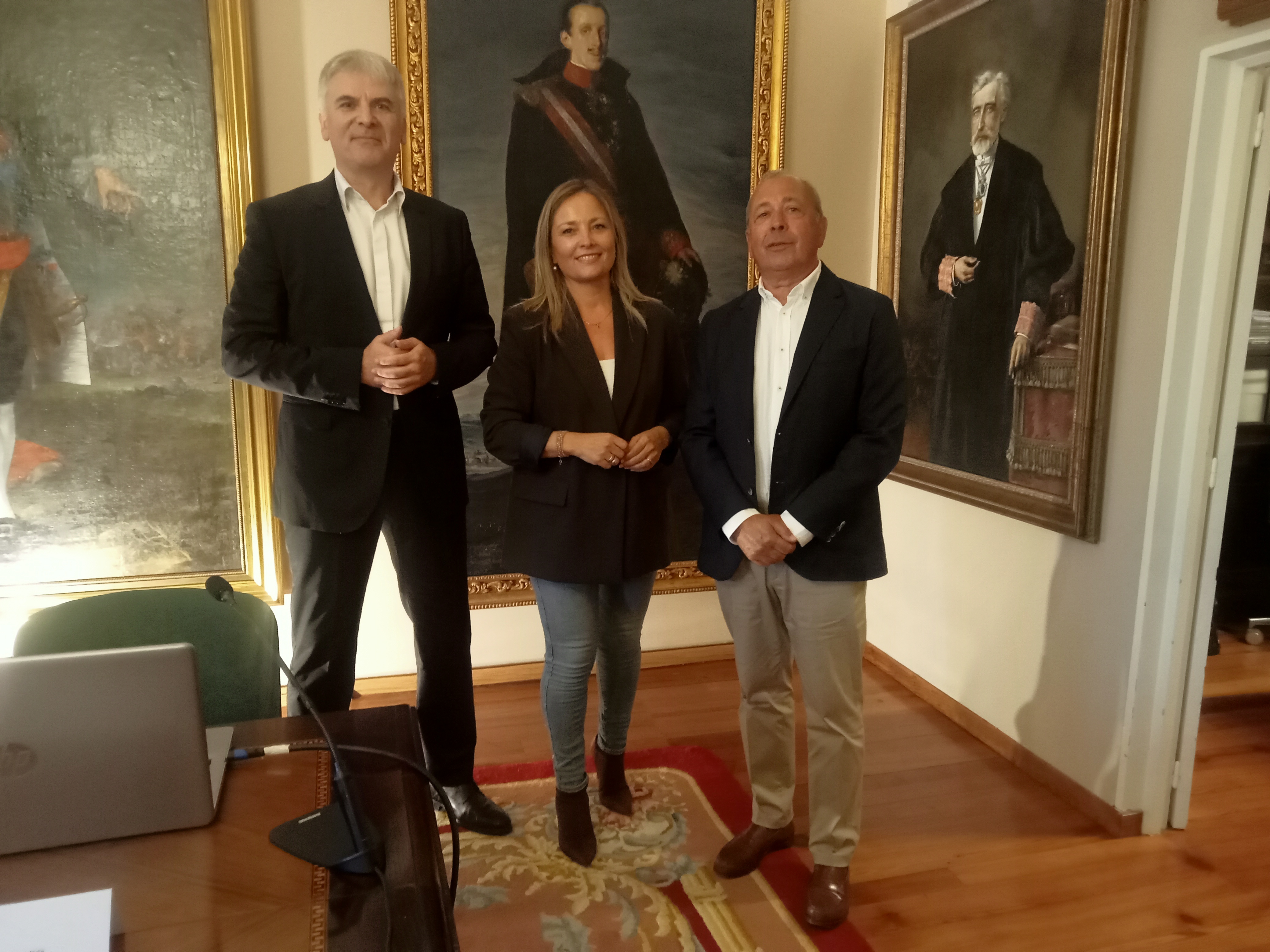 Mesa de debate entre Santiago Lago y  María Cadaval.