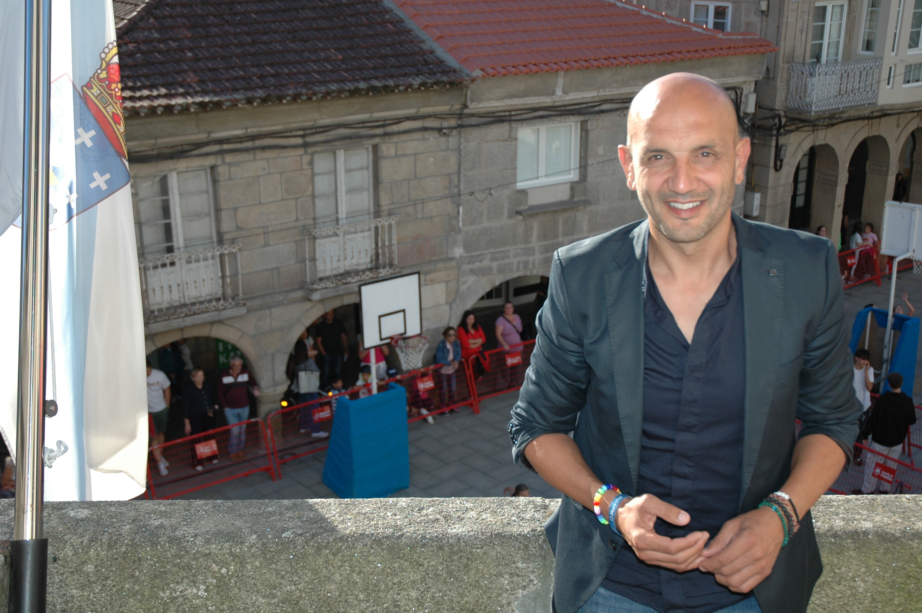 El alcalde Alejandro Lorenzo en el balcón del Consistorio de O Porriño (2)