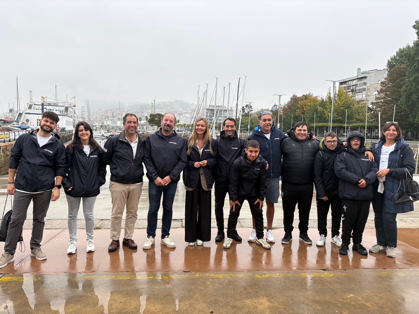 Equipo ganador con el patrón y los voluntarios.