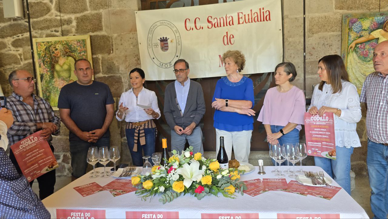 Presentación de la Festa do Codillo de Mos. La alcaldesa Nidia Arévalo destacó que esta edición, que llega a sus 25 años, celebrará también el éxito de la Rondalla de Santa Eulalia en el Festival de San Sebastián.