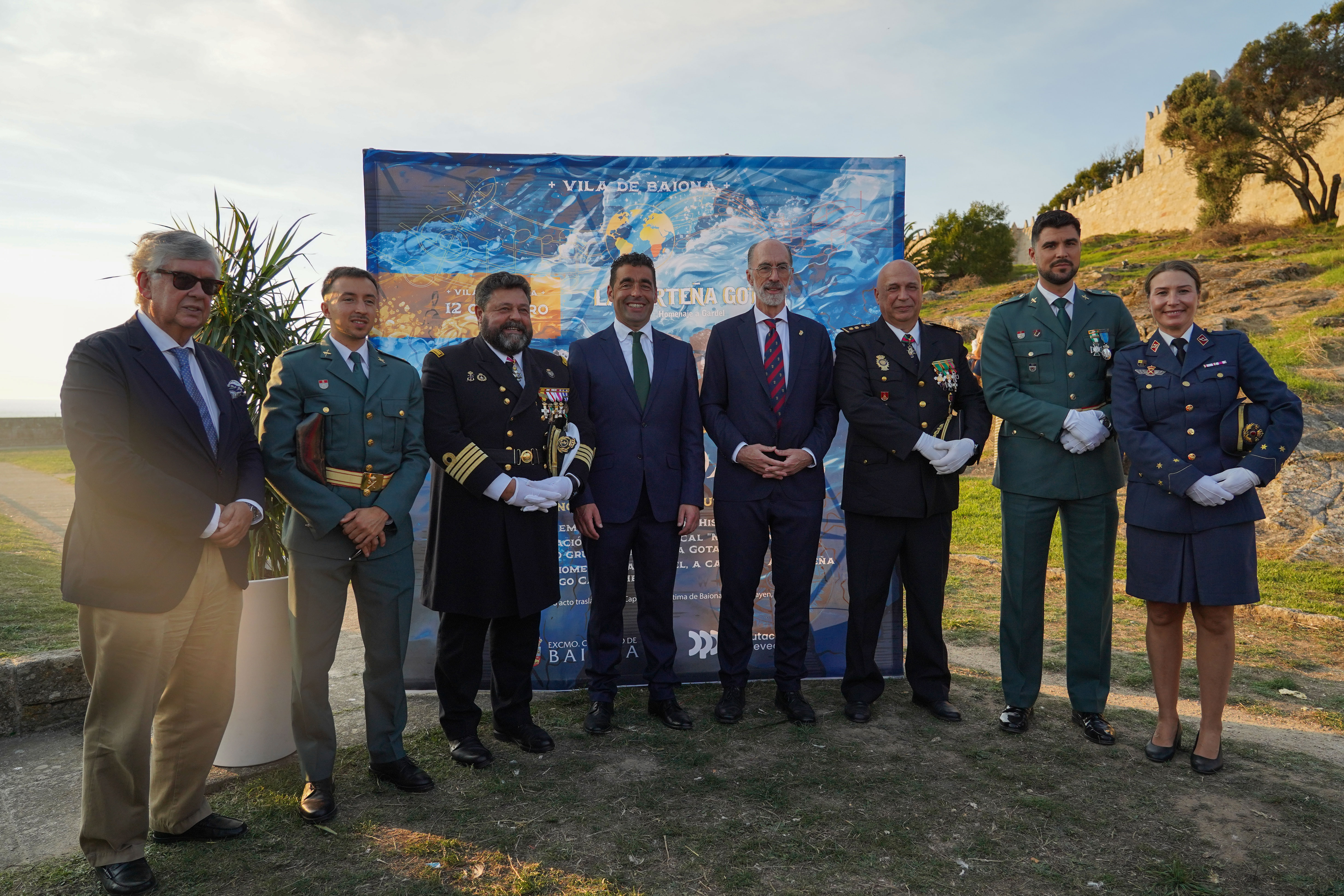 Luis López, presidente da Deputación de Pontevedra, xunto ao alcalde de Baiona, Jesús Vázquez Almuíña, e a cónsul de Arxentina, Silvana Isabel, durante o acto do Día da Hispanidade. A celebración, ao pé do Monumento do Encontro entre Dous Mundos, serviu para honrar a Carlos Gardel e reafirmar os lazos de irmandade entre Galicia e Iberoamérica.