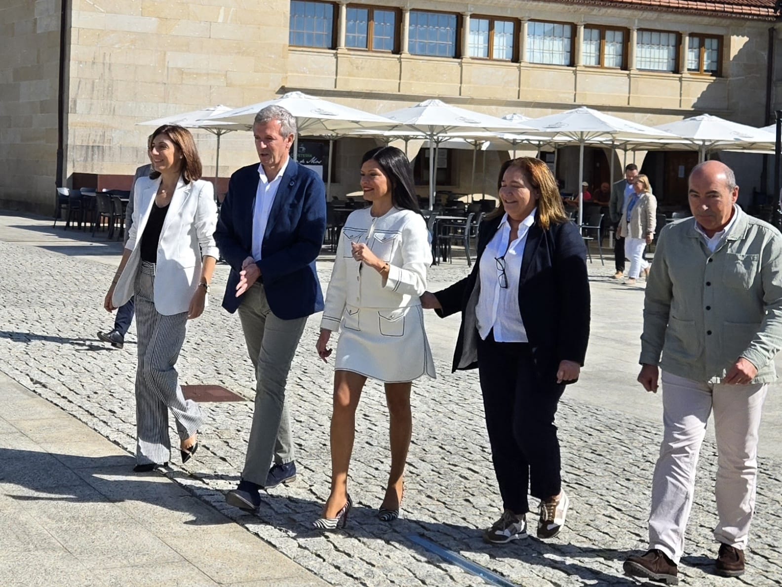 La alcaldesa de Mos, Nidia Arévalo, recibe la Bandeira Verde de Galicia, distintivo que reconoce el esfuerzo de la localidad por la sostenibilidad y la eficiencia energética.