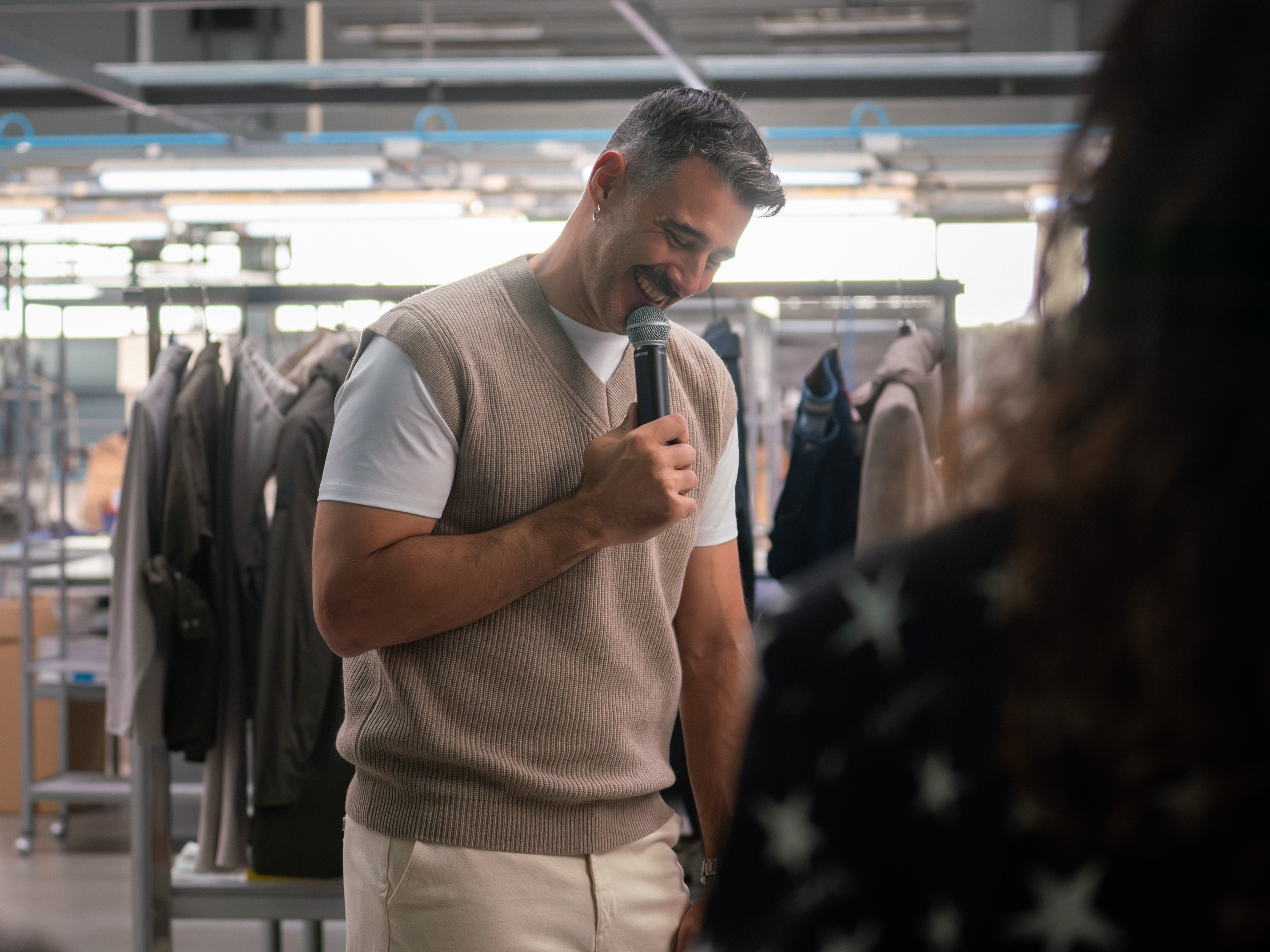 David Amor, embajador de ETIEM, reafirma el orgullo de vestir moda "hecha en Galicia" en la sede de la firma coruñesa.