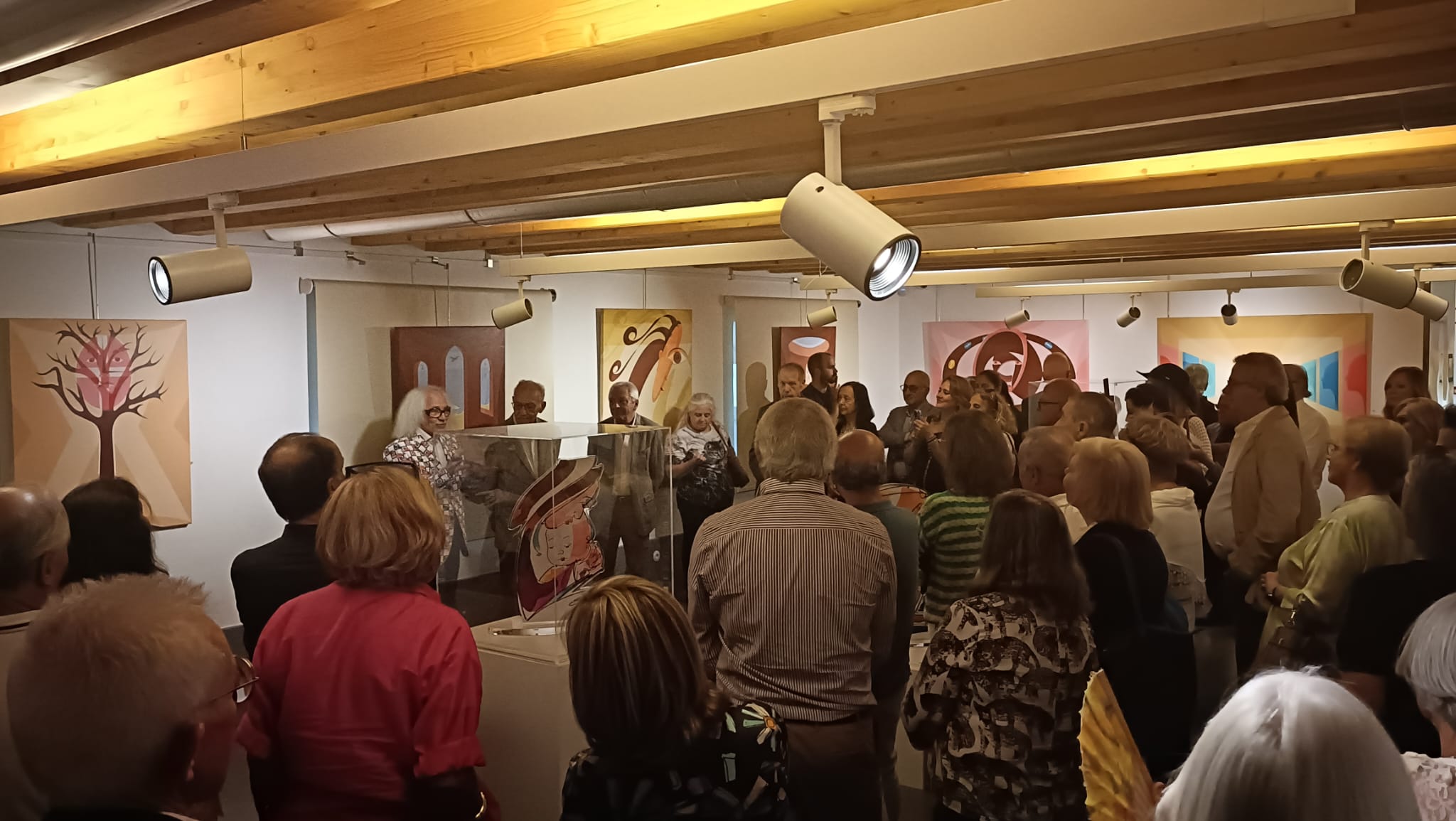 Afluência à inauguração de "Visões Pompeuanas", a mostra de pintura e escultura de Orlando Pompeu, no emblemático Palácio do Raio.