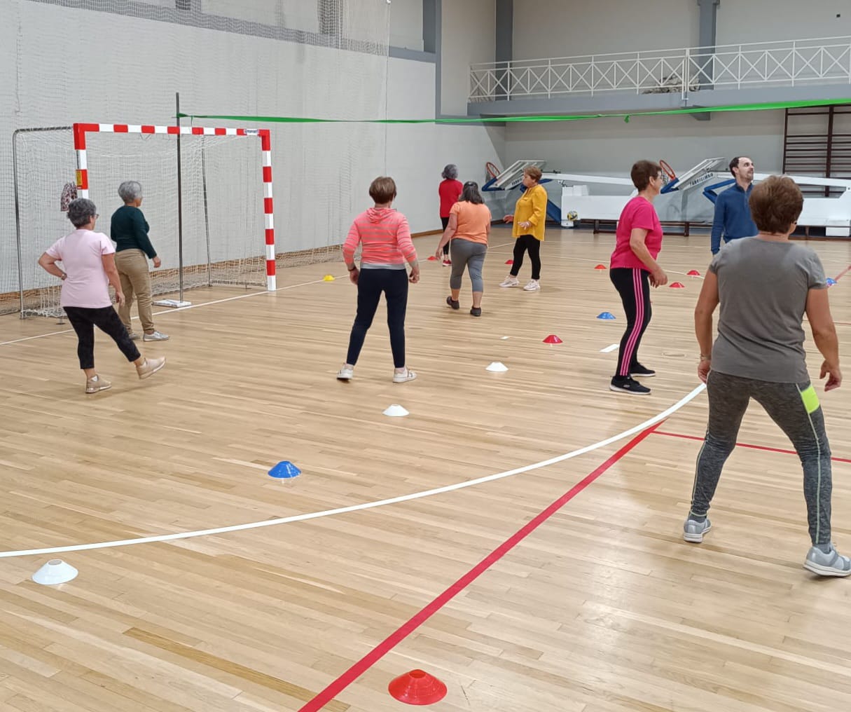Os 110 participantes do CLDS 5G "Seniores + Ativos" em ação. A iniciativa regressou para levar exercício físico e convívio às freguesias do concelho.