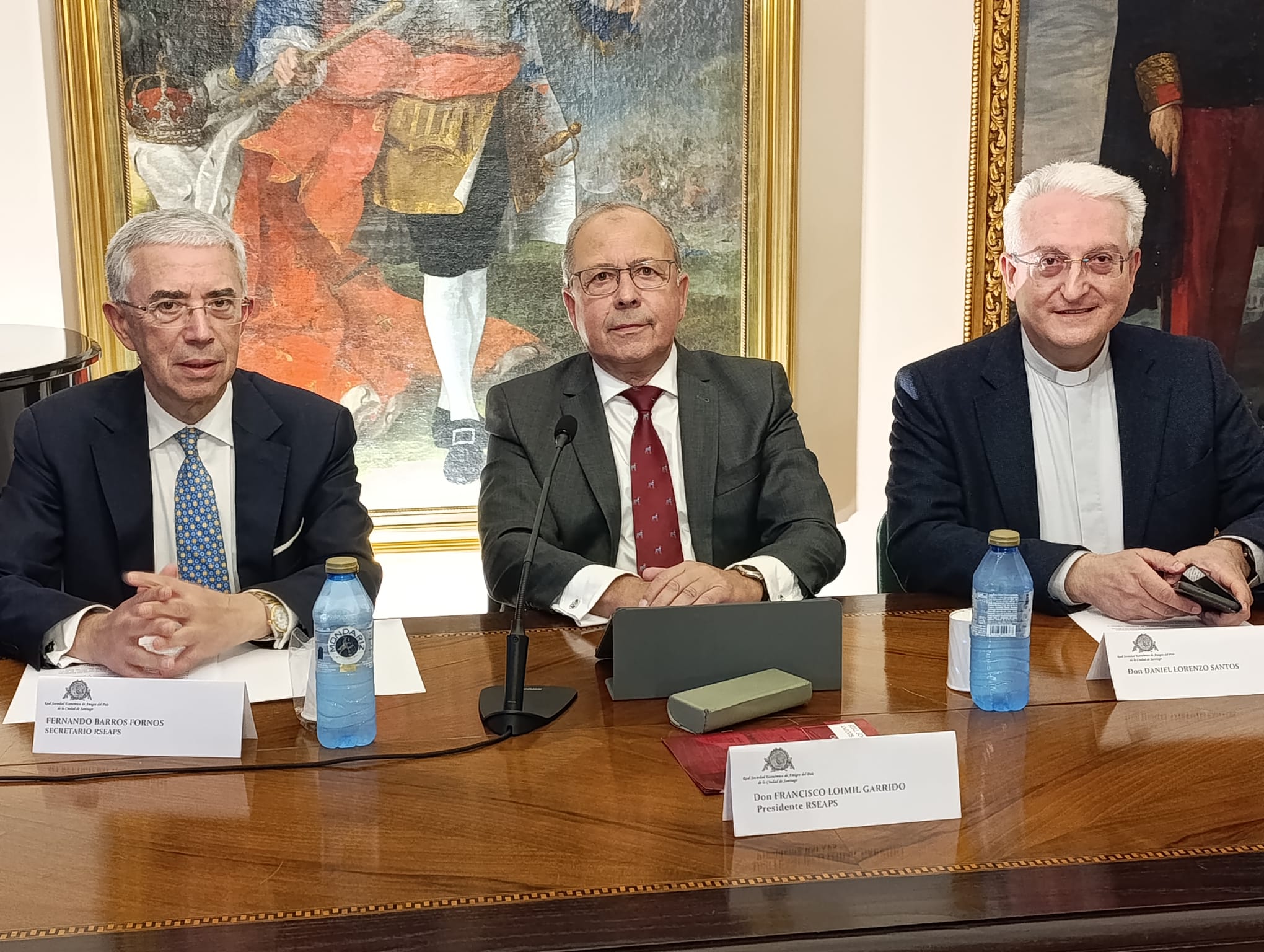 Daniel Lorenzo Santos, director de la Fundación Catedral de Santiago; Fernando Barros Fornos, ecónomo de la Archidiócesis; y Francisco Loimil Garrido, presidente de la RSEAPS, durante la mesa de debate celebrada en la Real Sociedad Económica de Amigos del País.